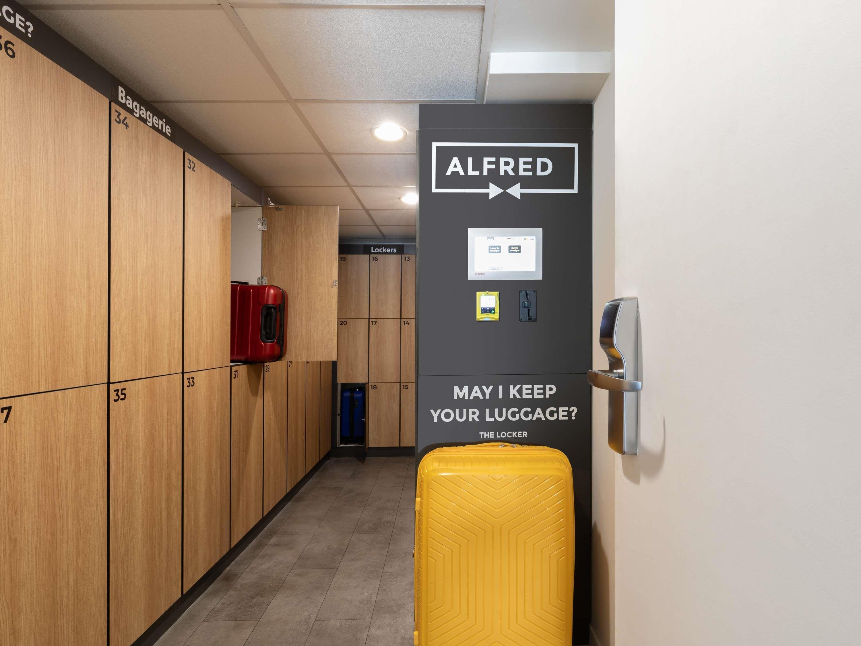 Varios ibis Paris Porte De Montreuil