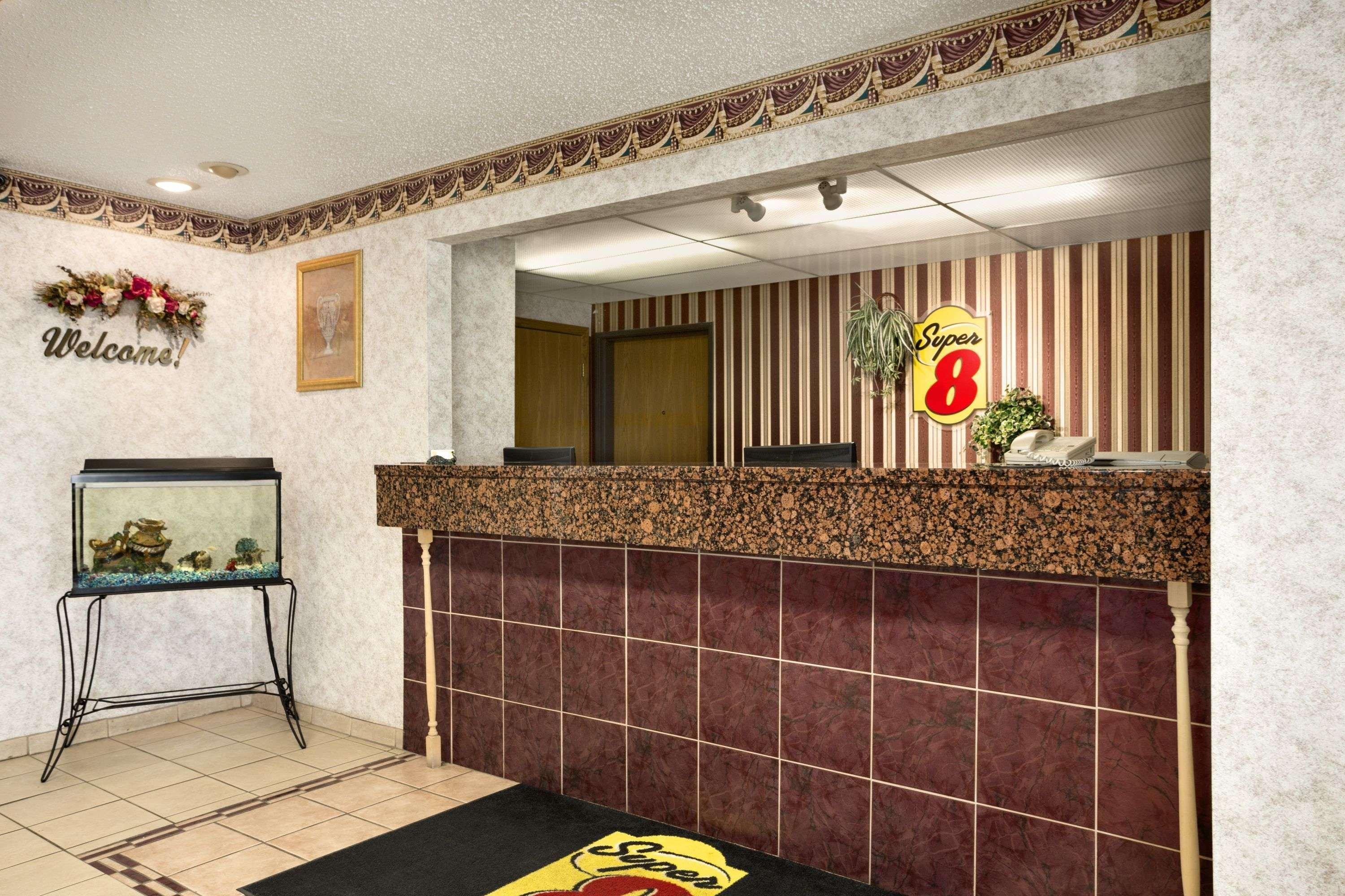 Vista Lobby Super 8 by Wyndham Cameron