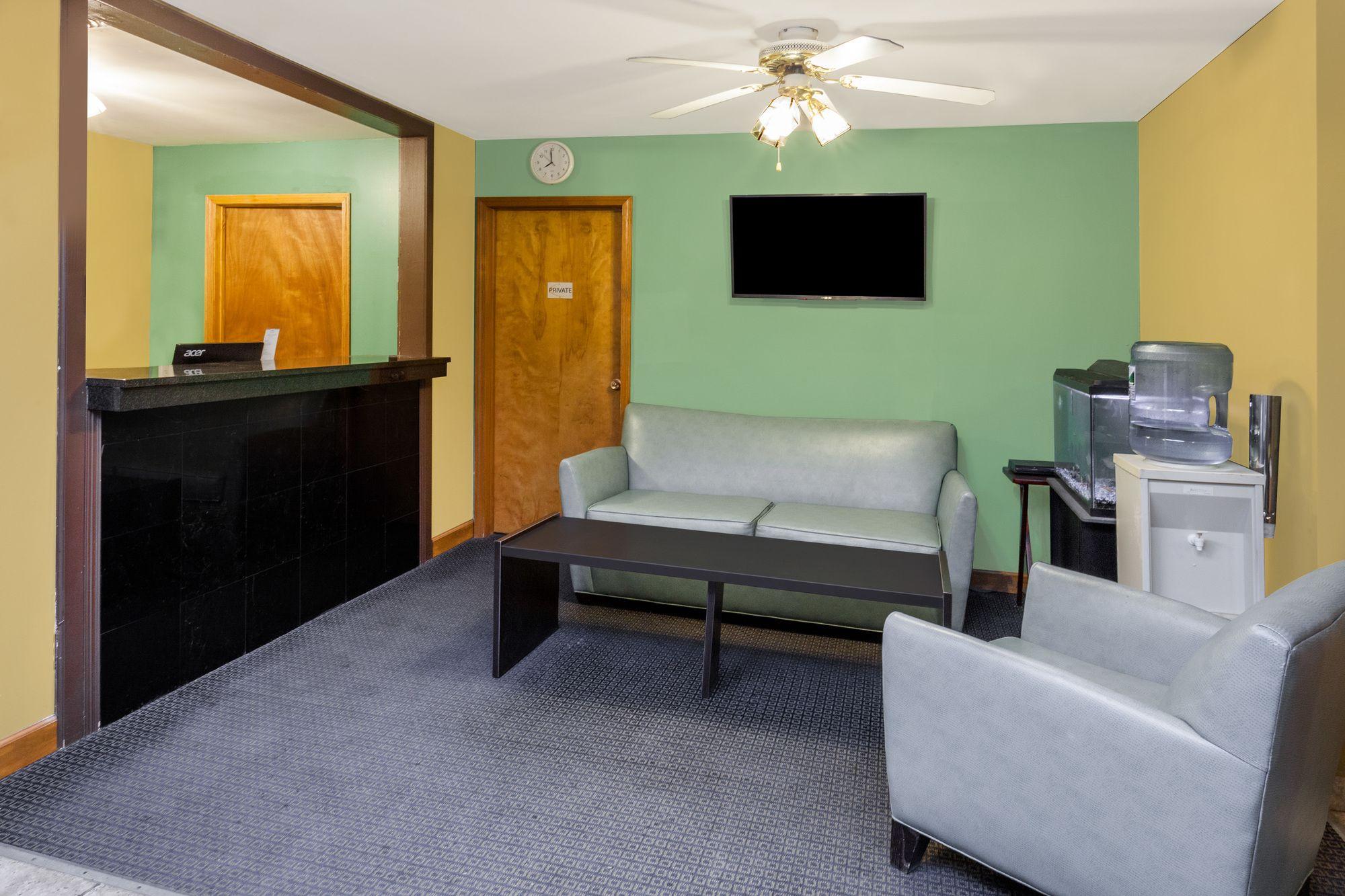 Vista Lobby Super 8 by Wyndham Stevensville/St. Joseph
