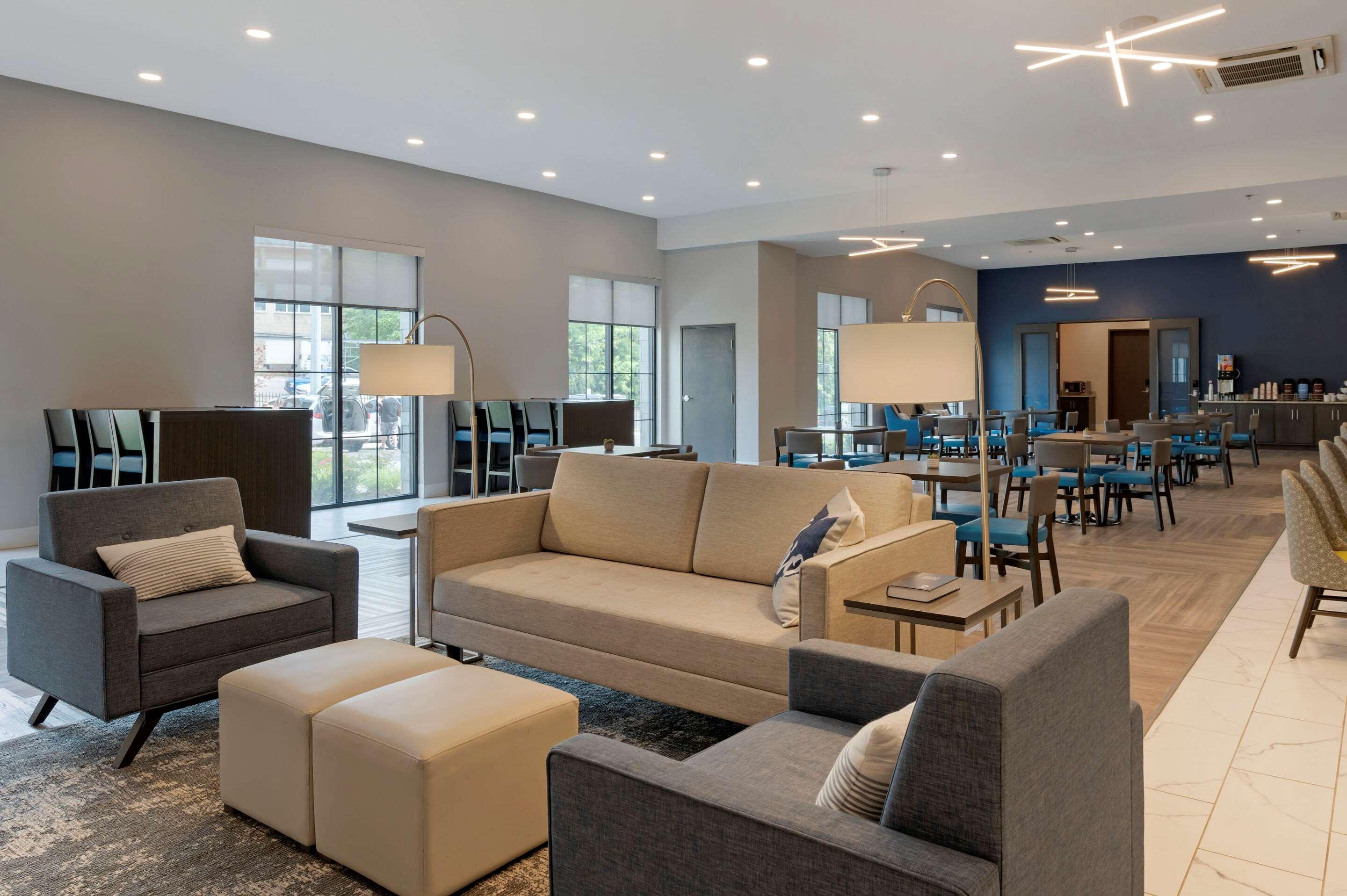 Vista Lobby MainStay Suites Cincinnati University - Uptown