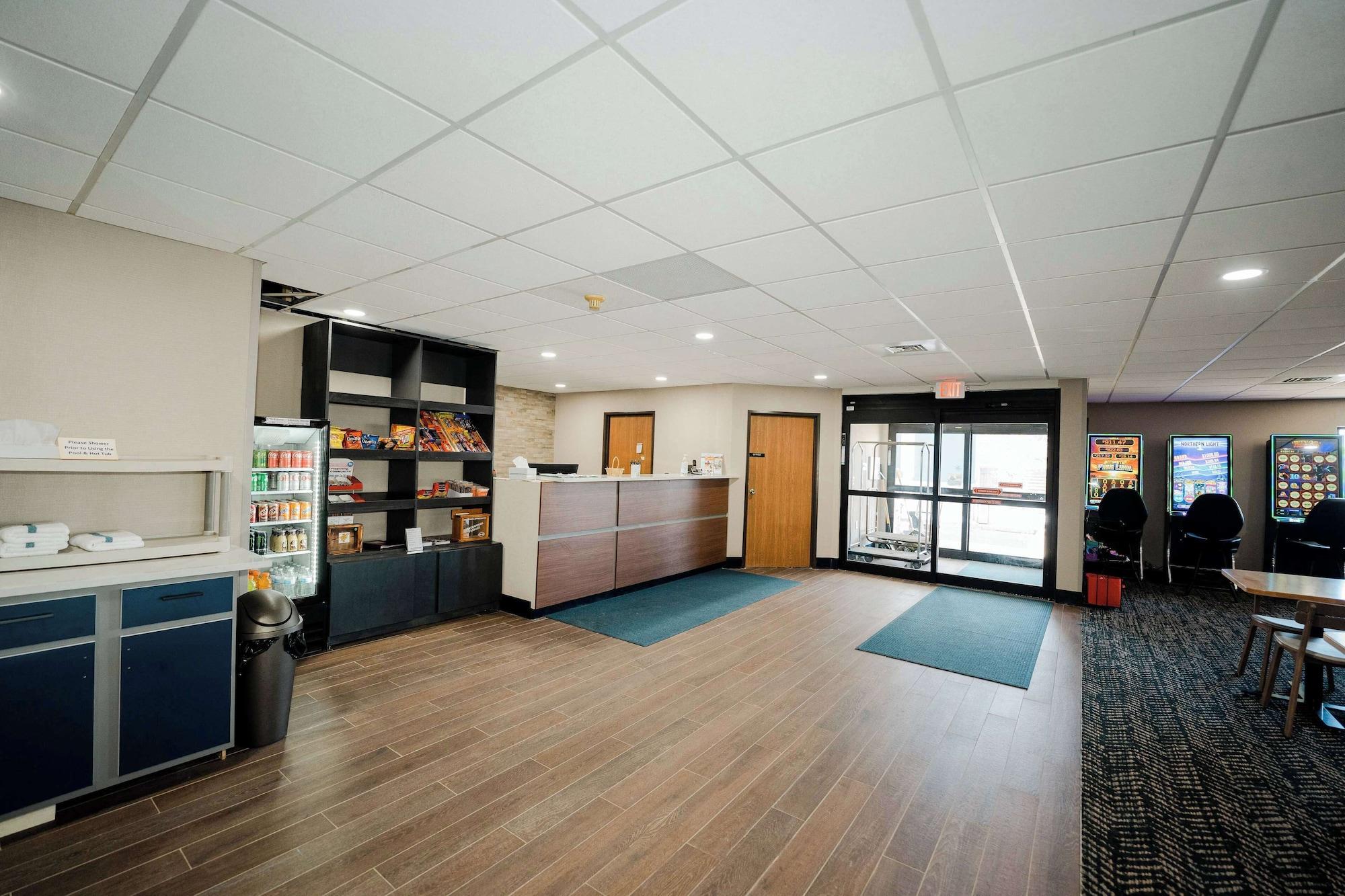 Vista Lobby AmericInn by Wyndham Tomahawk