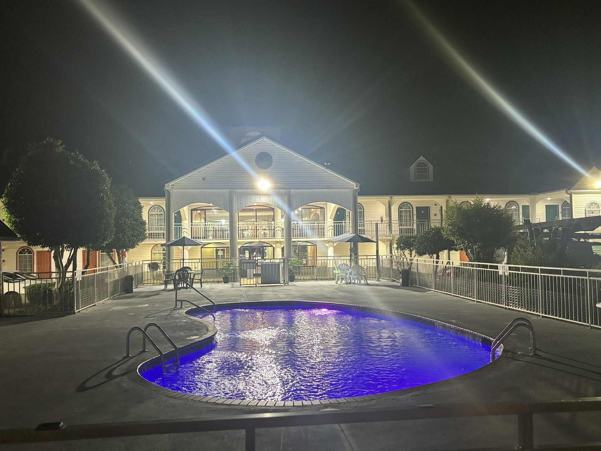 Varios Americana Inn