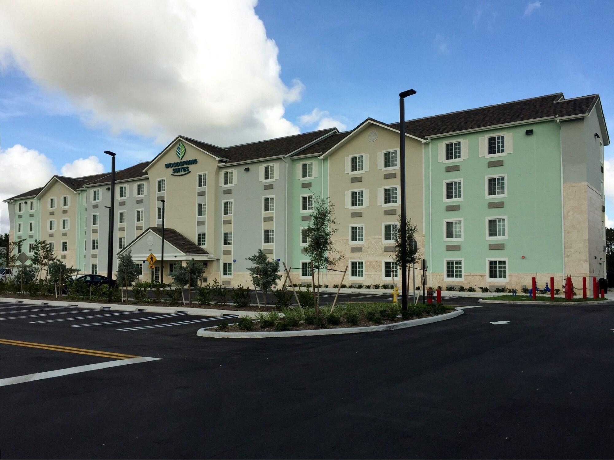 Vista Exterior WoodSpring Suites Miami Southwest