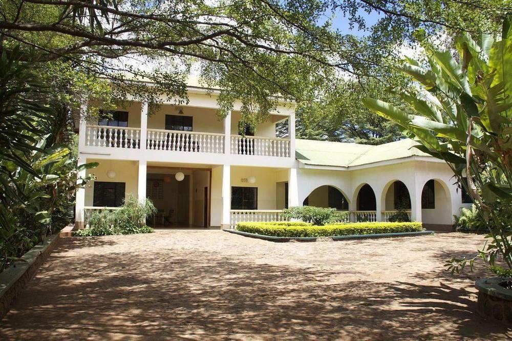 Varios Worlds Collide Africa House