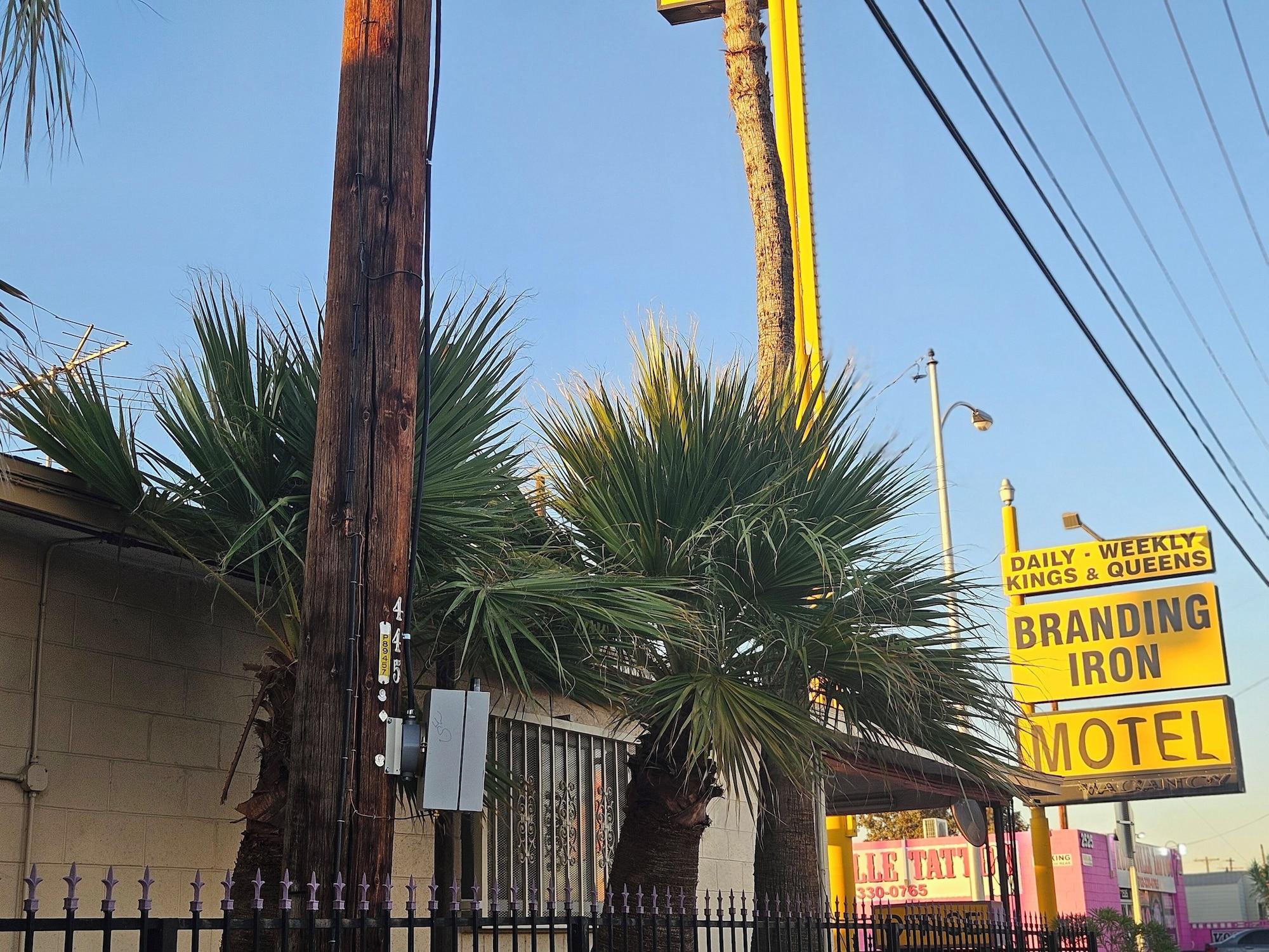 Vista Exterior Branding Iron Motel