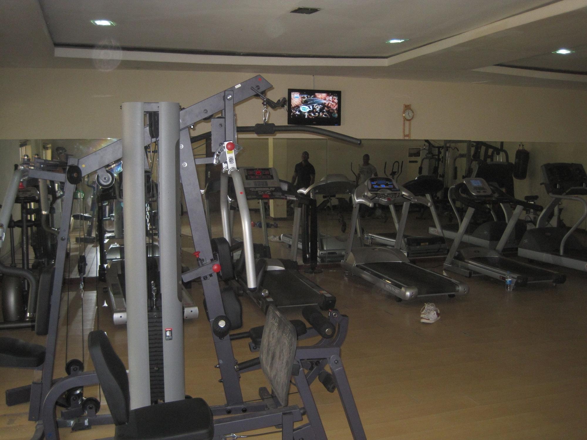 Gimnasio Axari Hotel & Suites