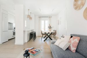 Alquiler Vacacional - Malaga Center Condo with PARKING. New renovated! 1 min Alcazaba & Plaza Merced