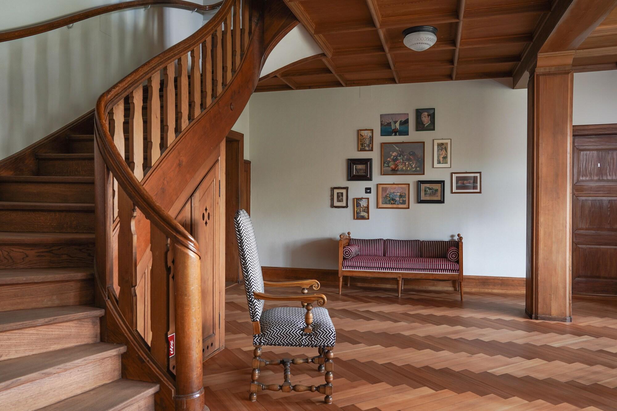 Vista Lobby Signau House & Garden