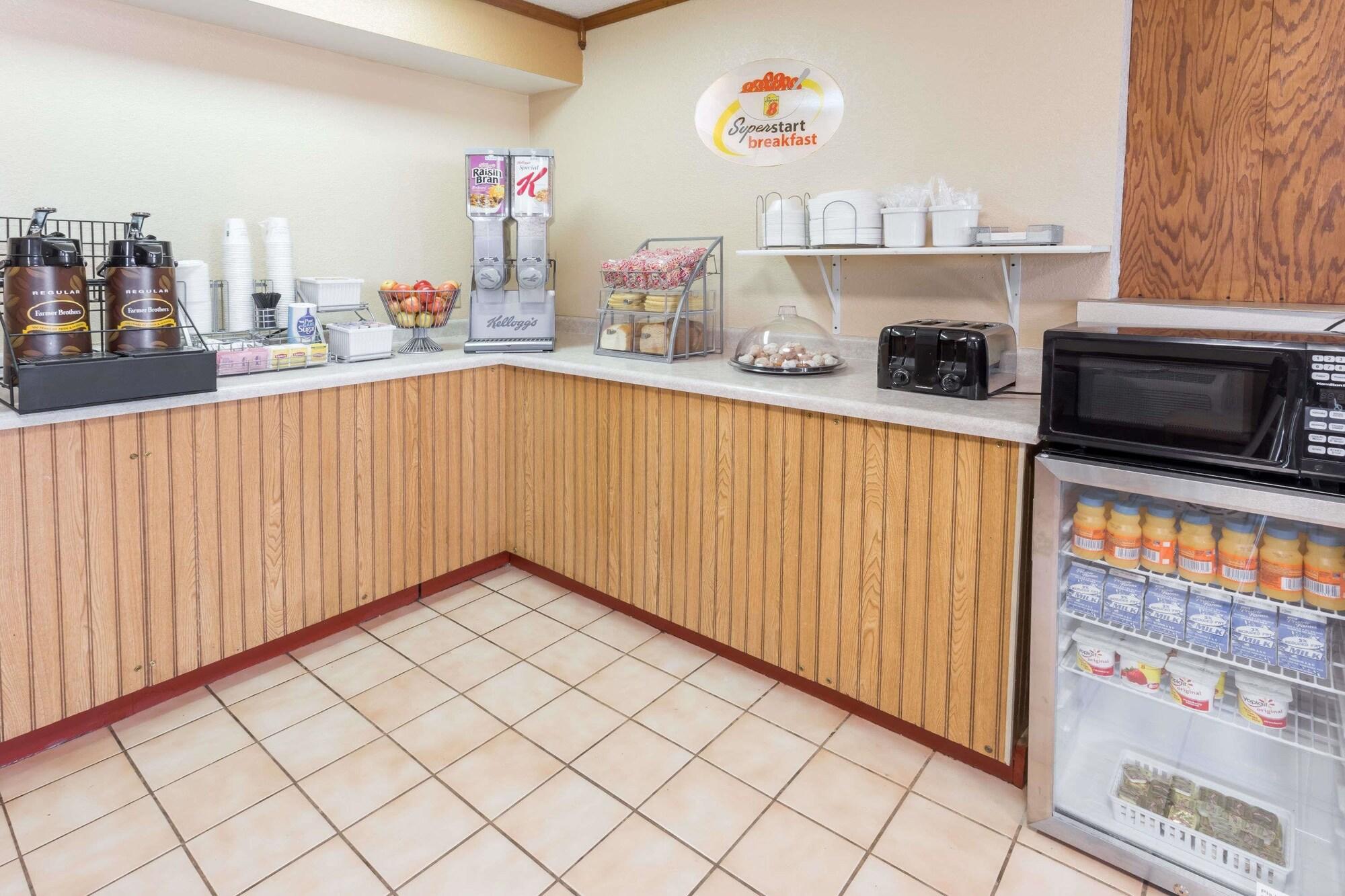 Restaurant Super 8 by Wyndham Dixon