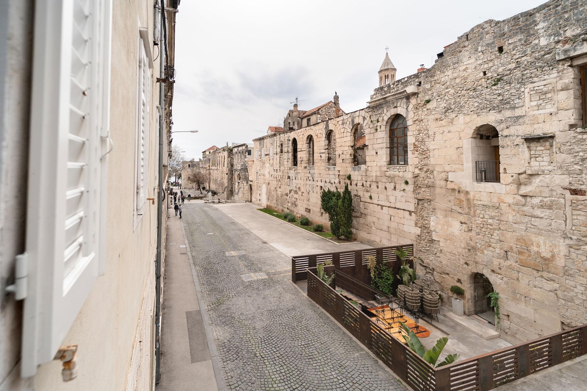 Vista Exterior Tifani Luxury Rooms