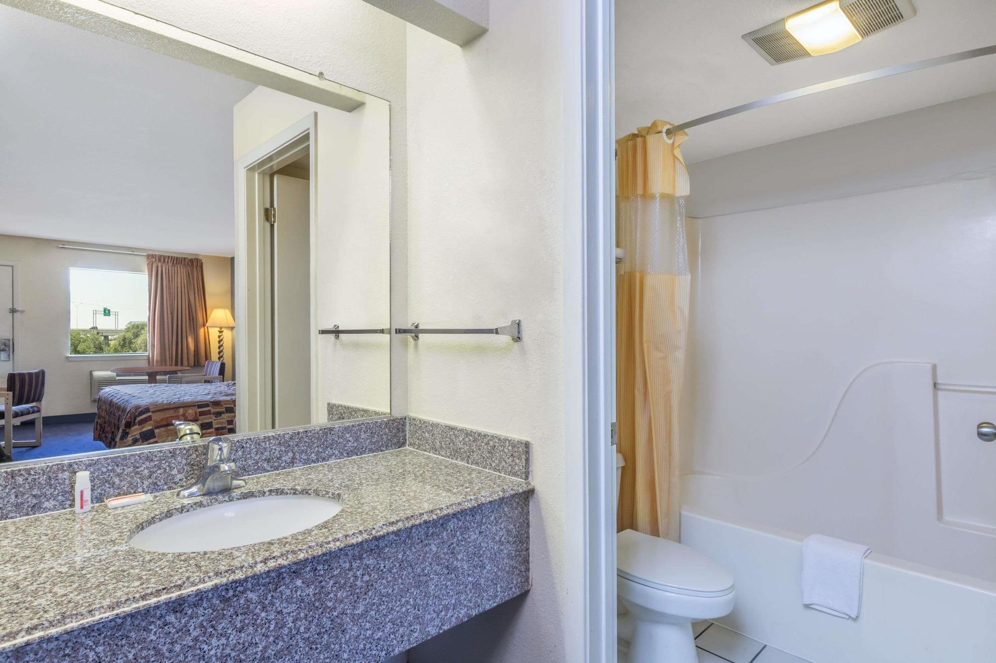 Equipamiento de Habitación Days Inn by Wyndham San Antonio