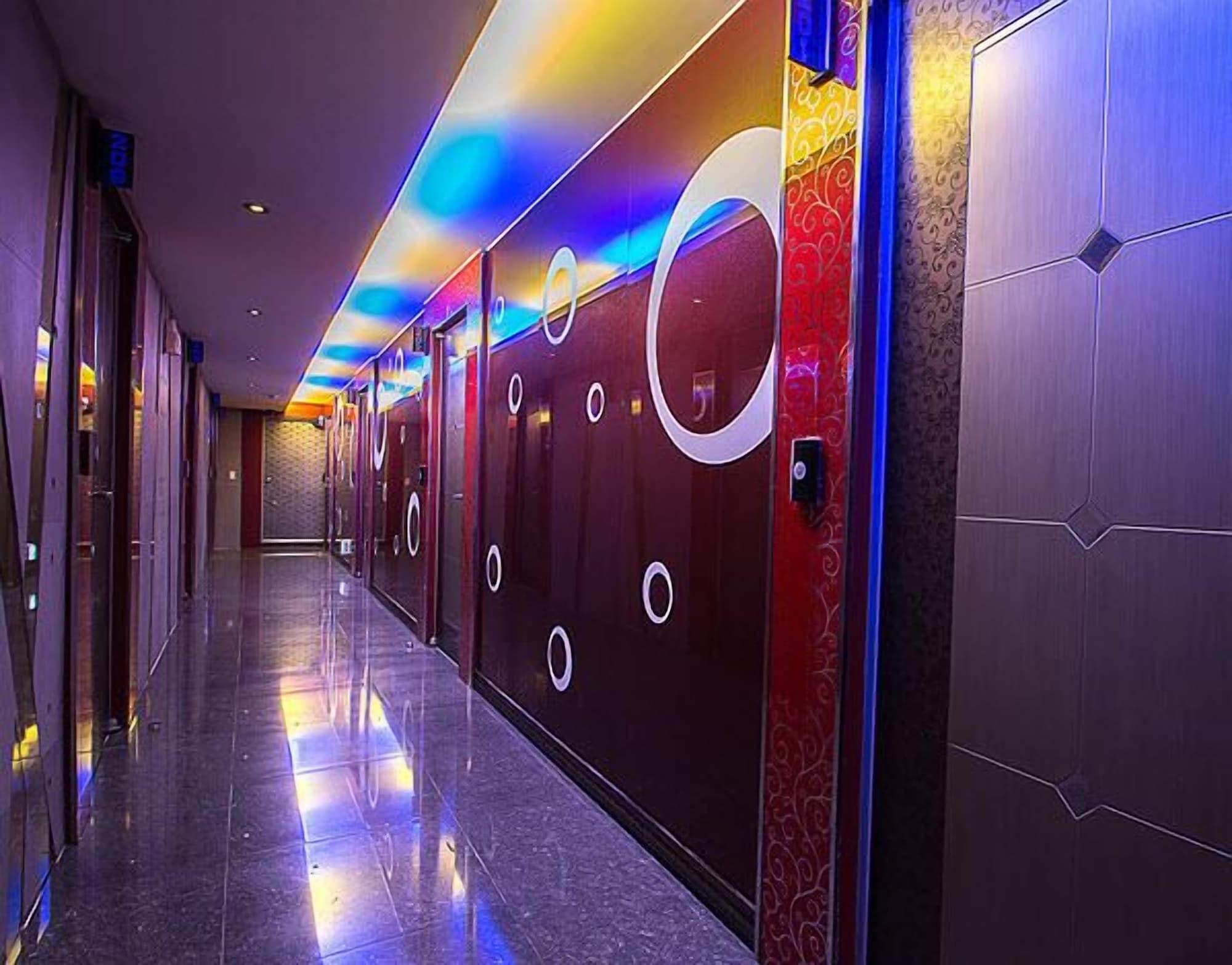 Varios Palace Motel