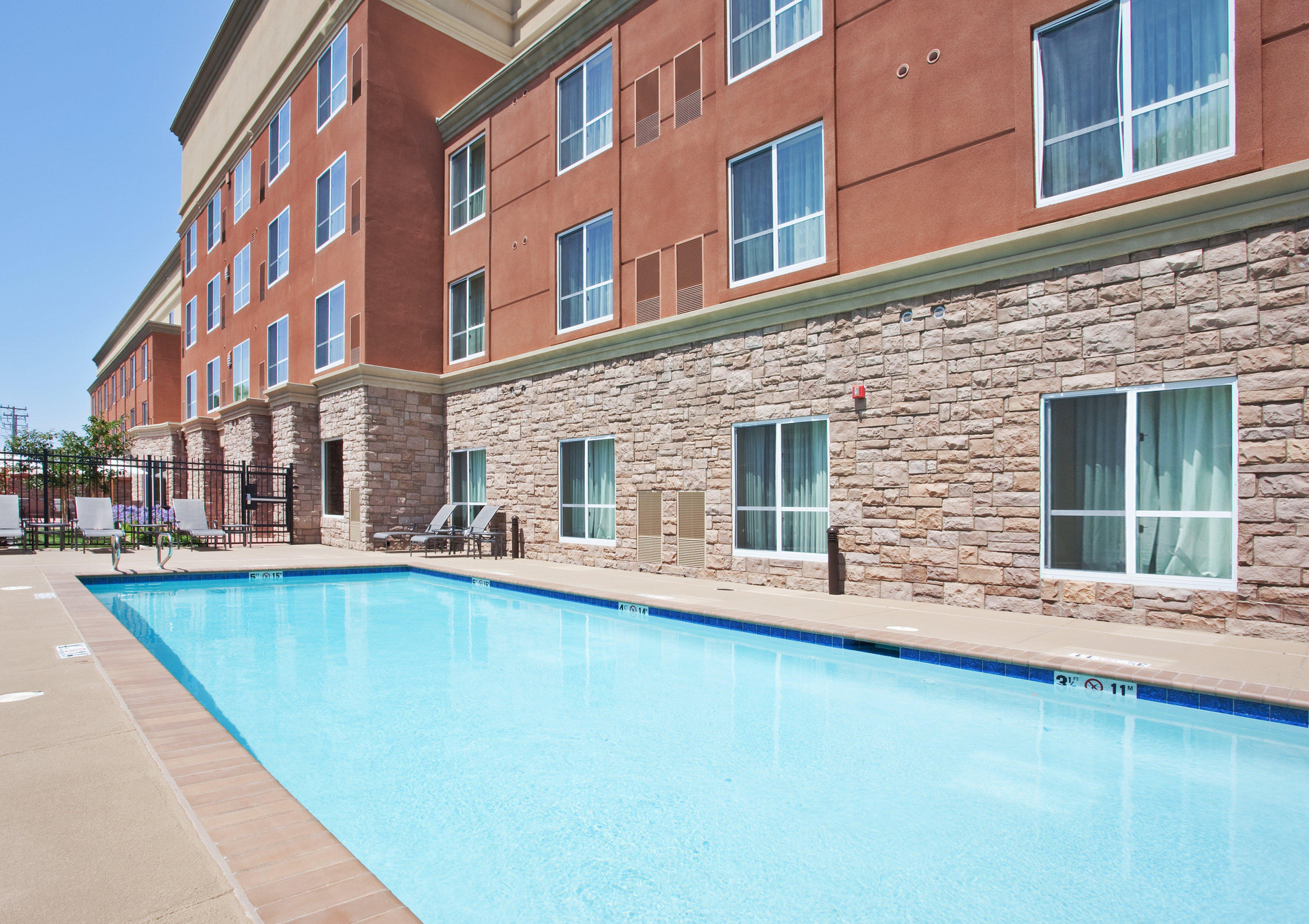 Vista Piscina Holiday Inn & Suites Oakland Airport by IHG