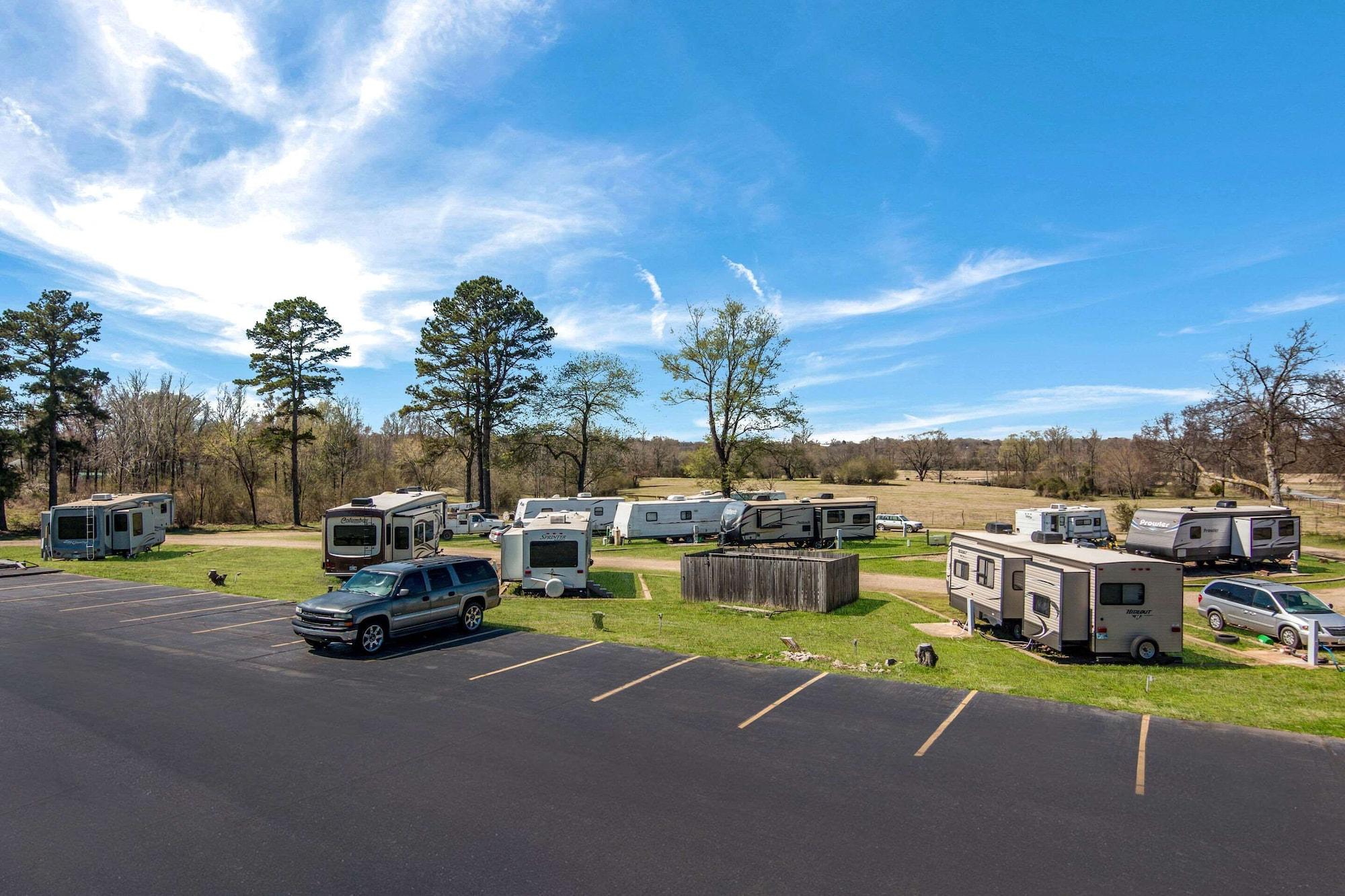 Vista Exterior Rodeway Inn Broken Bow - Hochatown