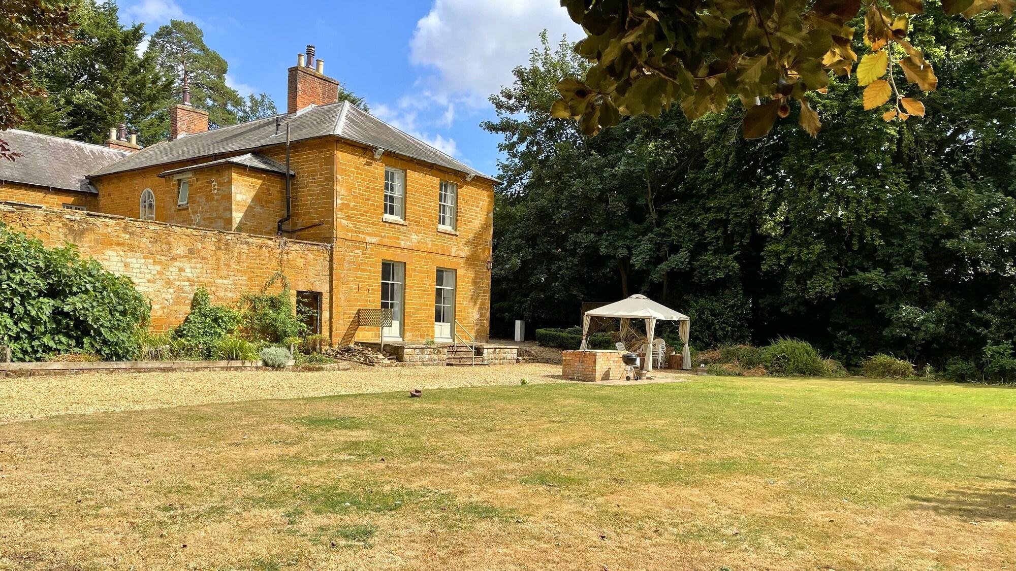 Varios The Old Vicarage