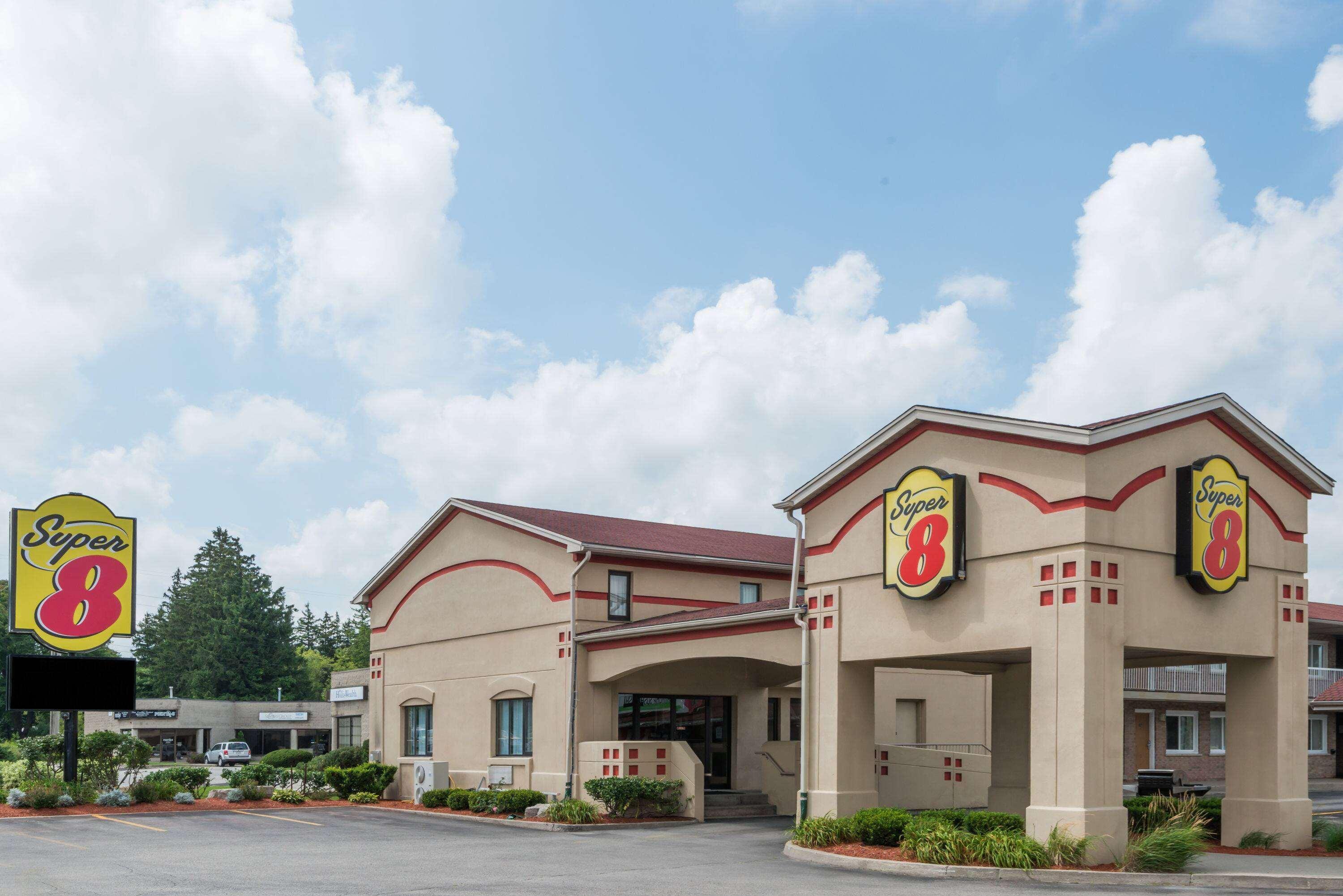 Vista Exterior Super 8 by Wyndham Guelph