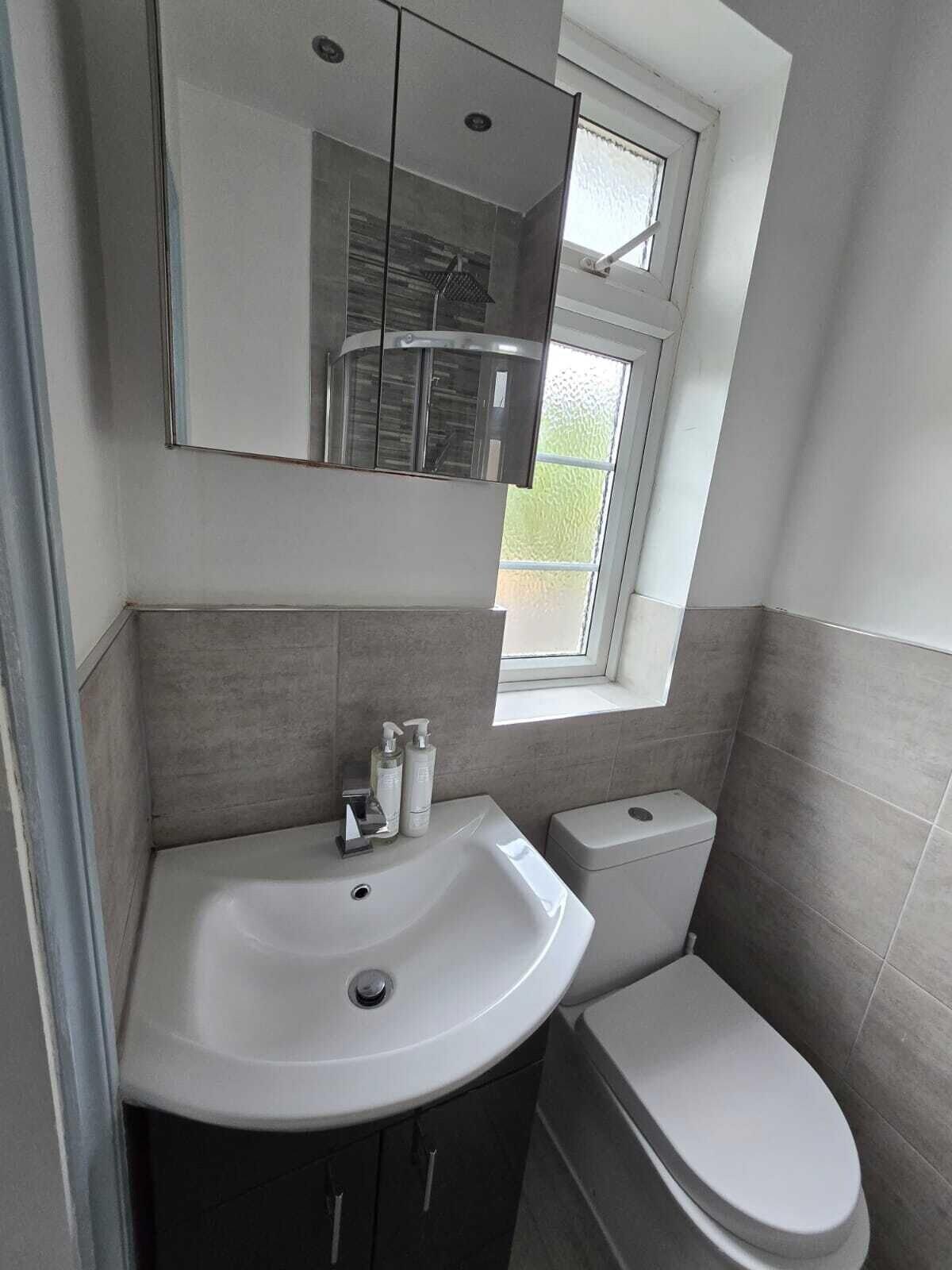 Equipamiento de Habitación Room in Guest Room - Limehouse Townhomes- Modern Spacious Serviced En-suite Room With a Garden View