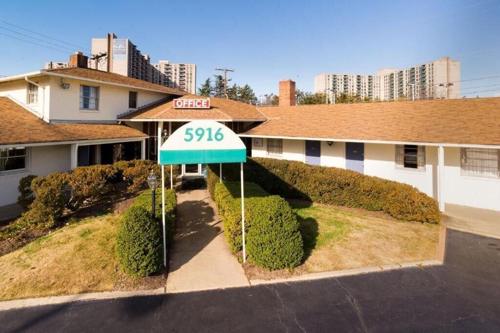 Vista Exterior Budget Host Alexandria
