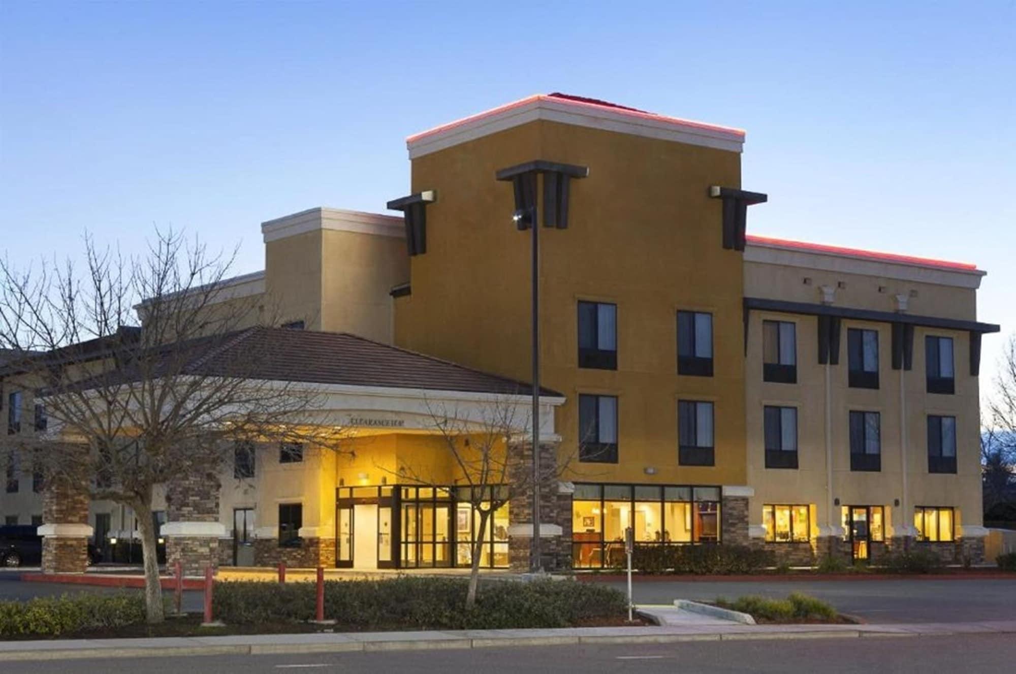 Vista Exterior University Hotel - Davis Area by IHG