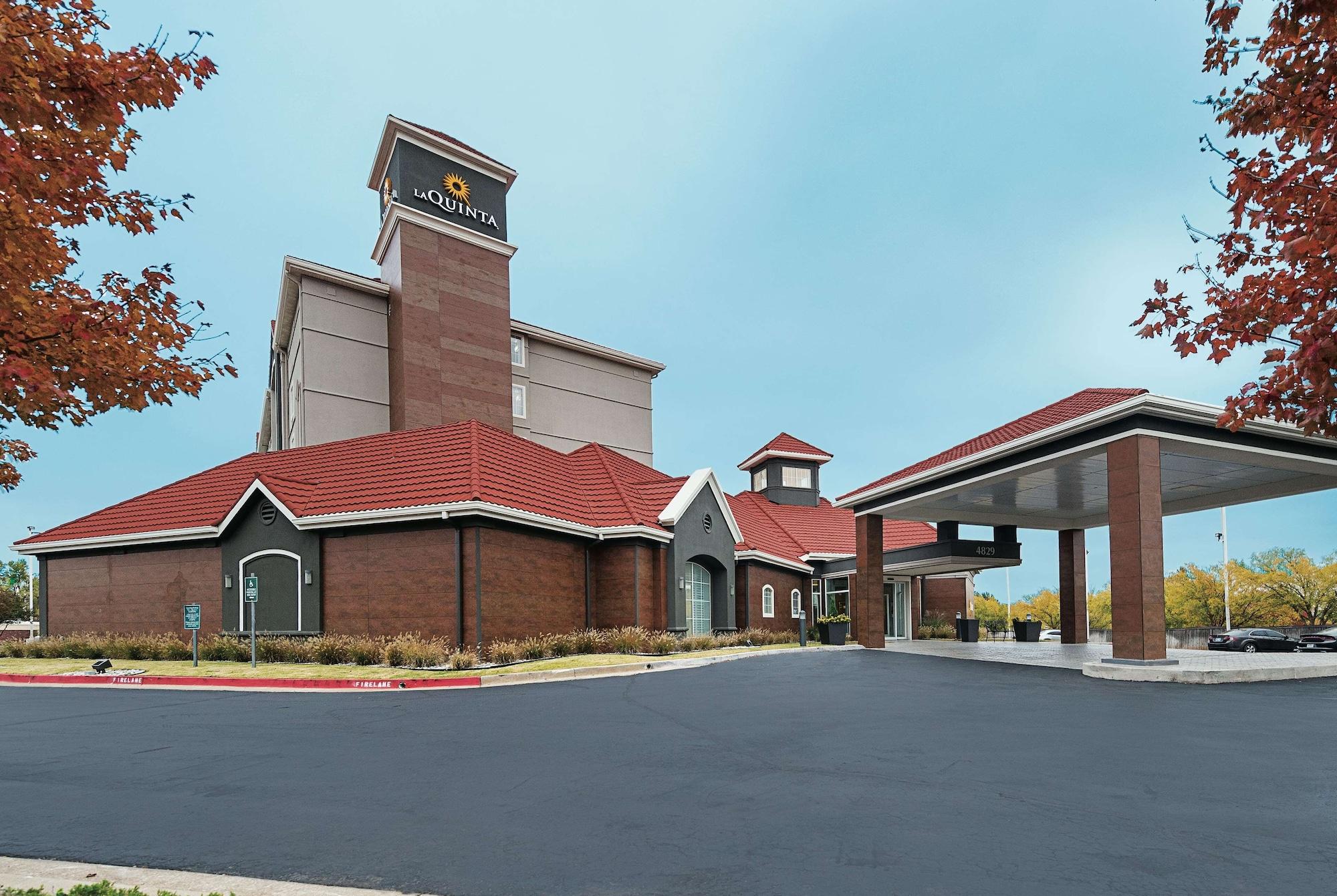 Vista Exterior La Quinta Inn & Suites by Wyndham Oklahoma City - NW Expwy