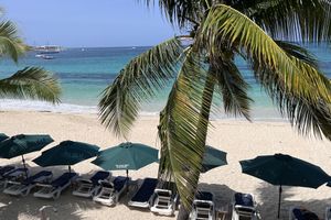 Paquete - Azure Hotel and Art Studio