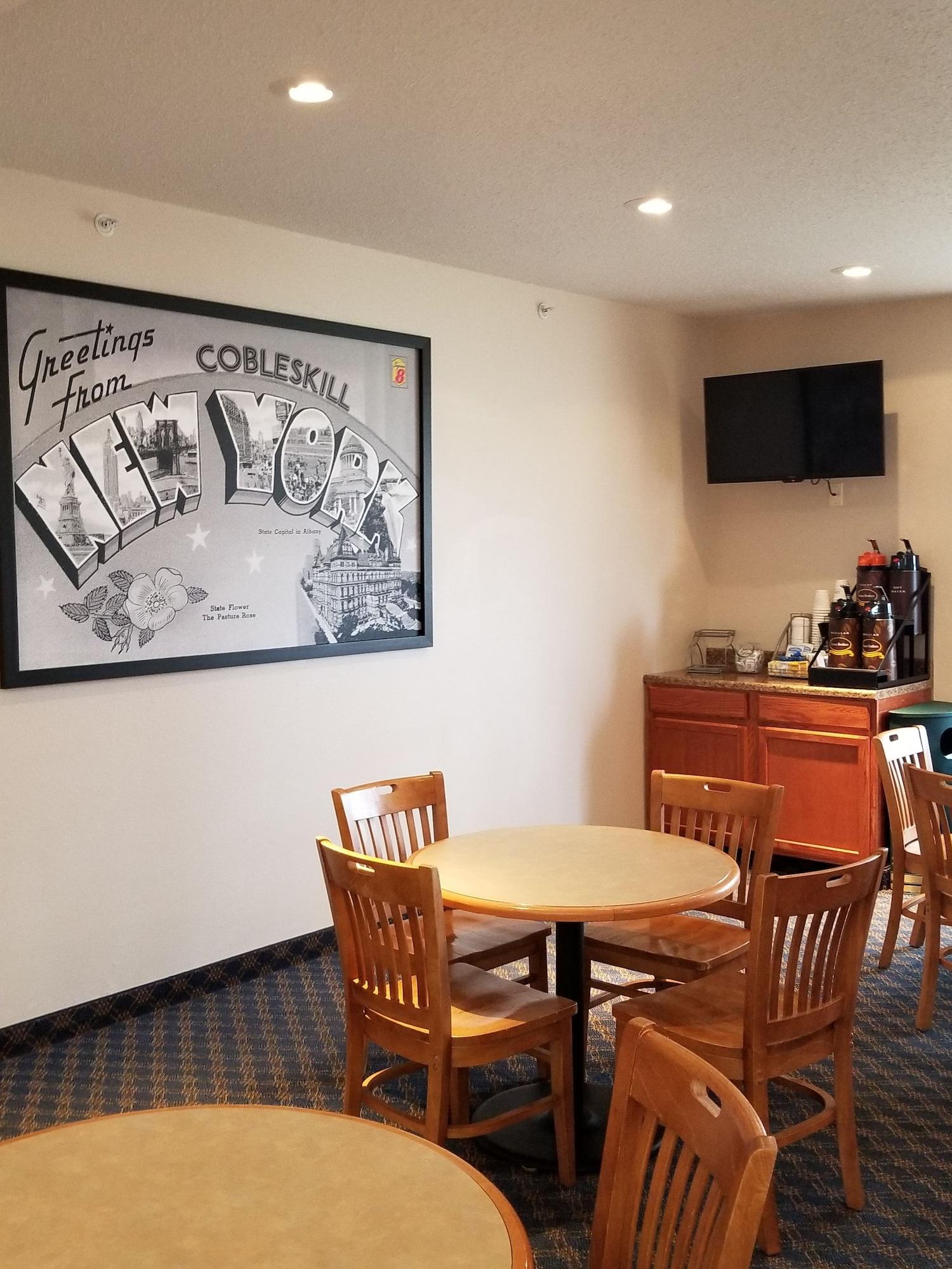 Bar/Salón Super 8 by Wyndham Cobleskill NY