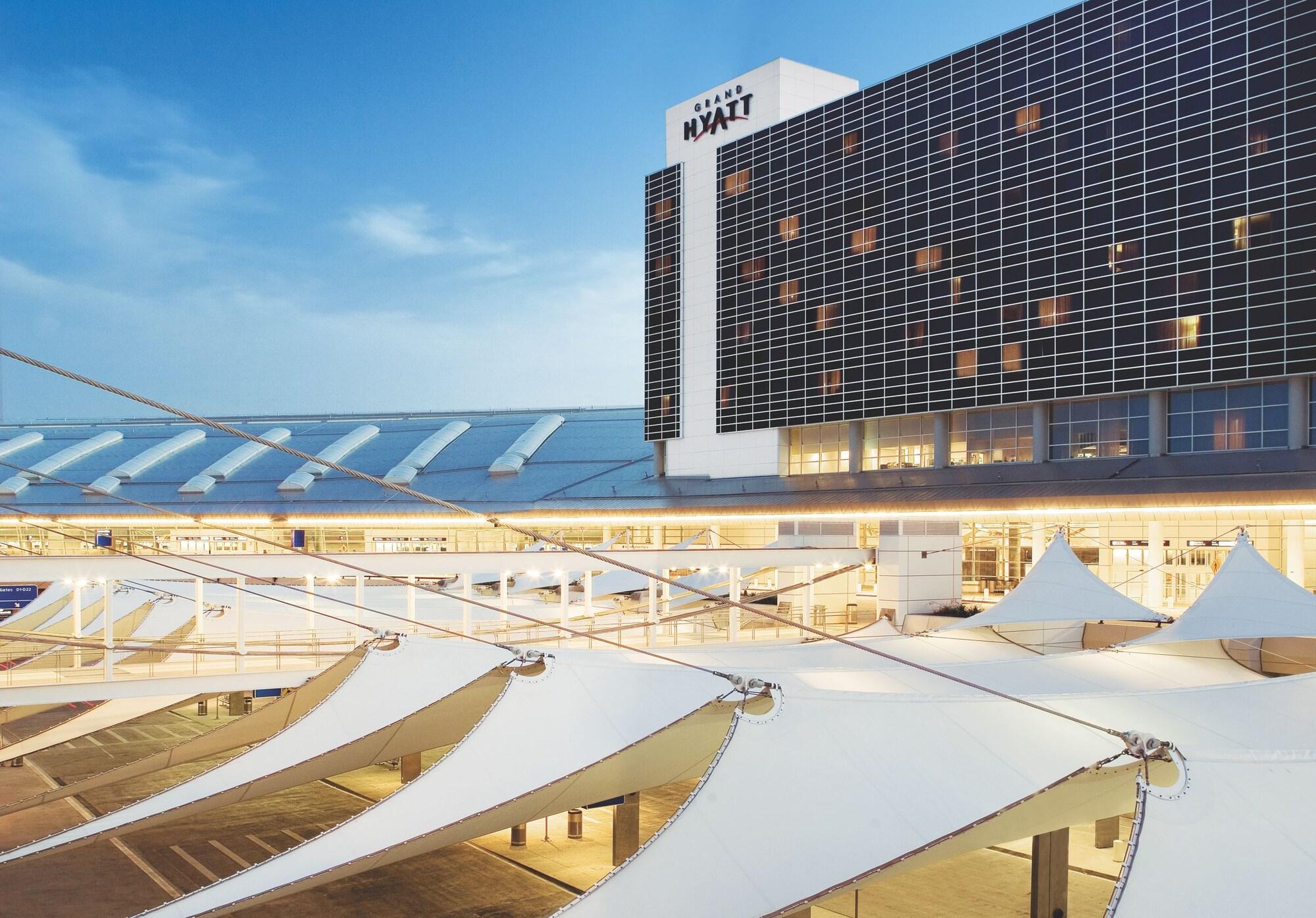Vista Exterior Grand Hyatt DFW - Connected to the airport