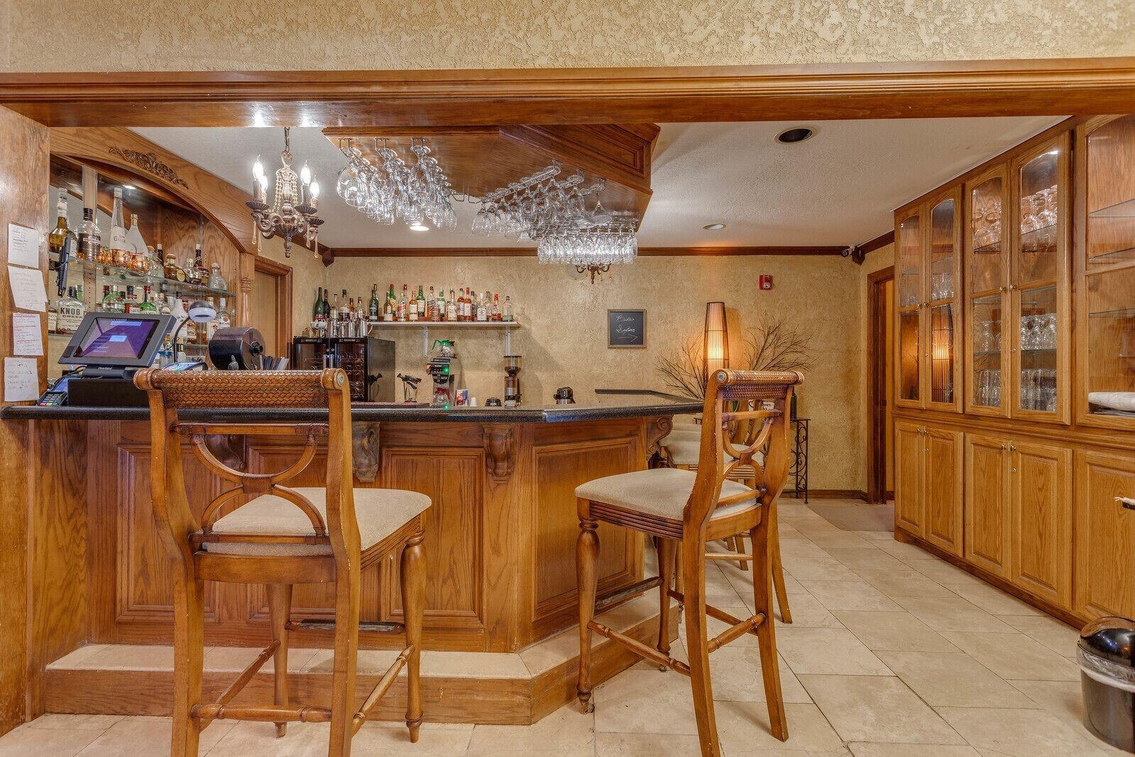 Bar/Salón The Whispering Pines Inn Bed & Breakfast