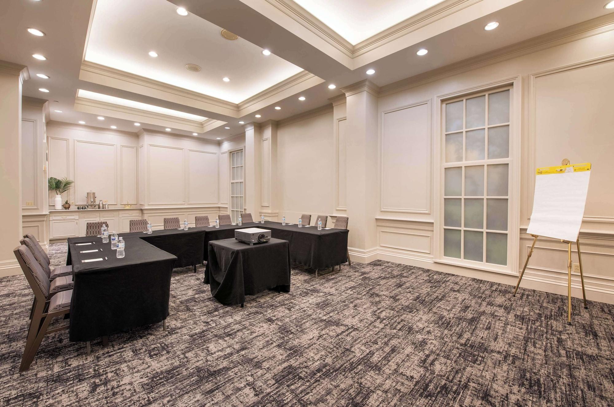 Sala de Reuniones Hotel Theo New Orleans, Tapestry Collection by Hilton