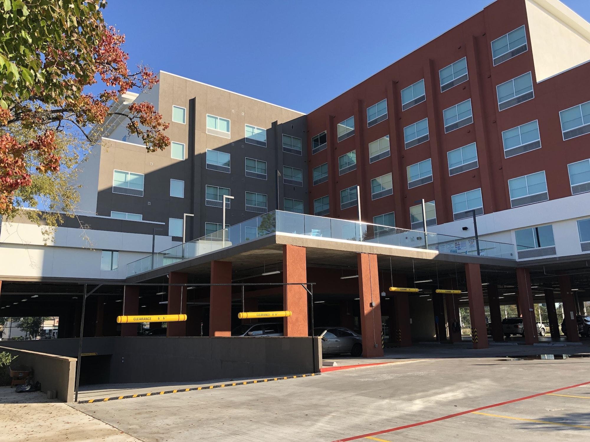 Vista Exterior Holiday Inn Express and Suites Houston Westchase - Westheimer by IHG