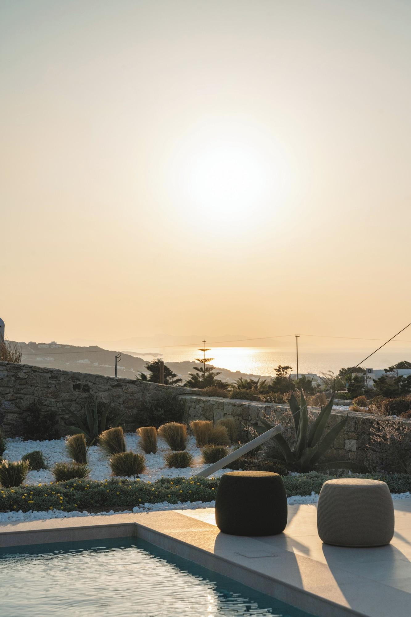 Playa Omvrodektis Village