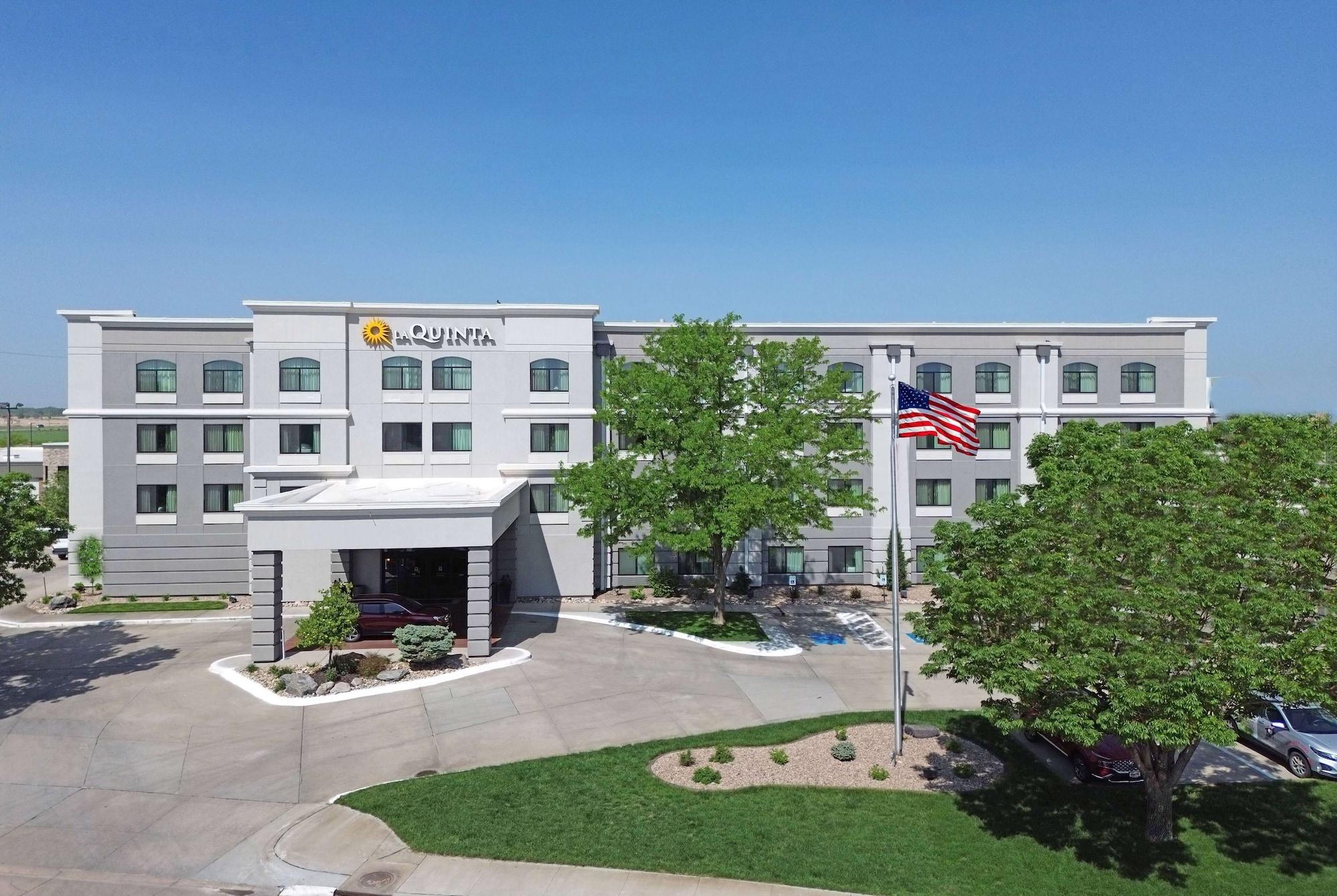 Vista Exterior La Quinta Inn & Suites by Wyndham Kearney