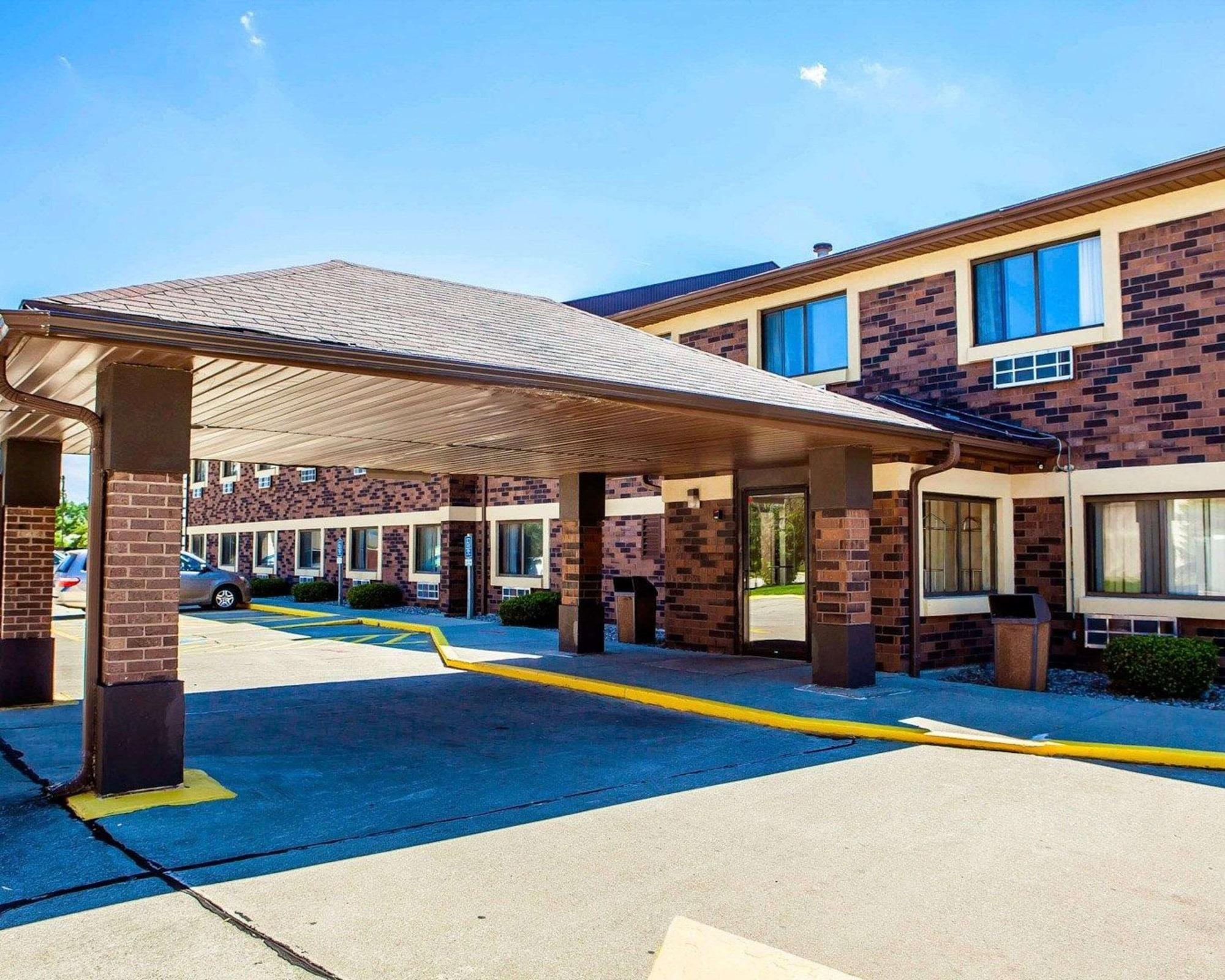 Vista Exterior Quality Inn & Suites Champaign North - Urbana