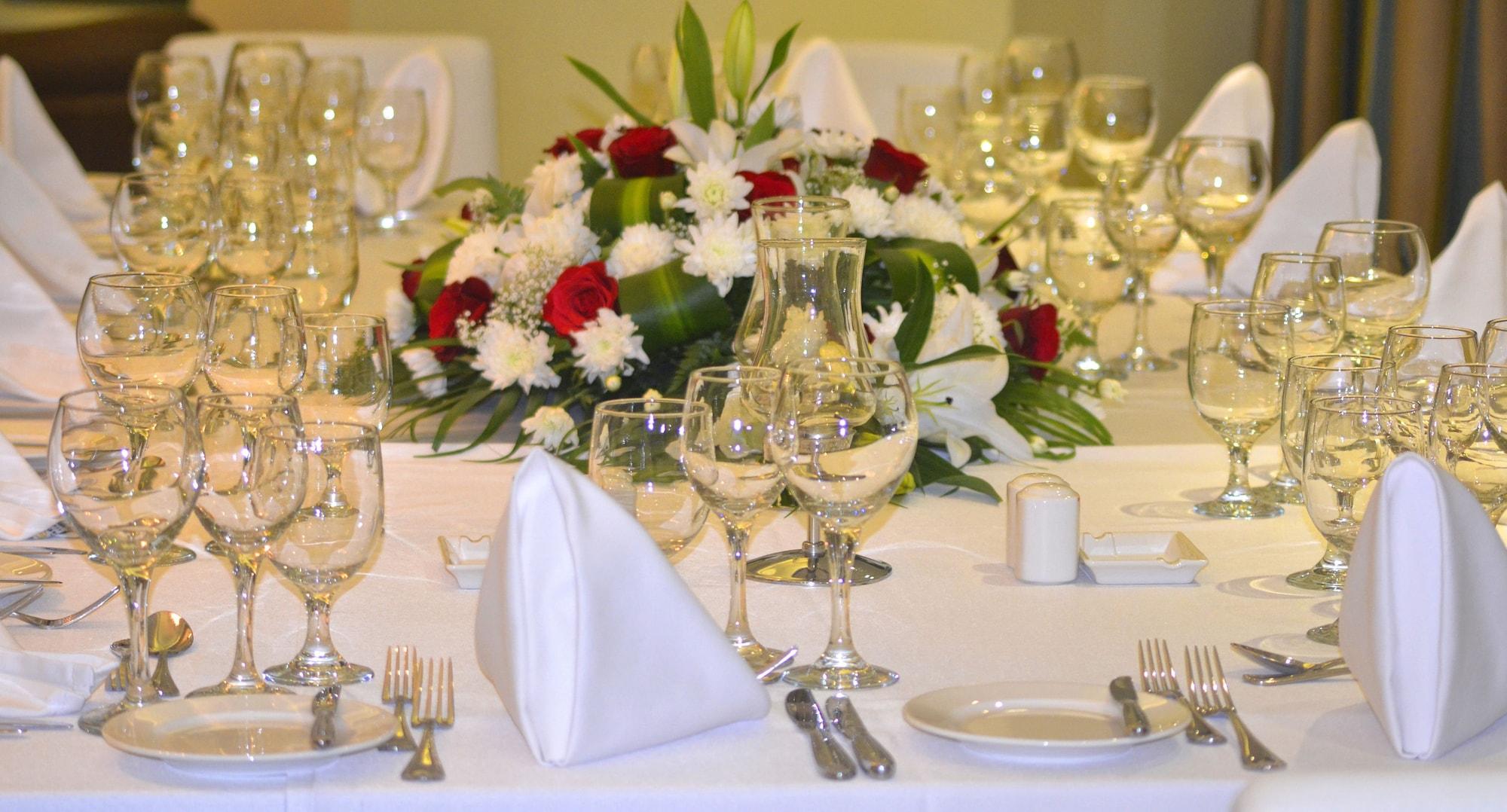 Restaurant Magnum Hotel & Suites West Bay