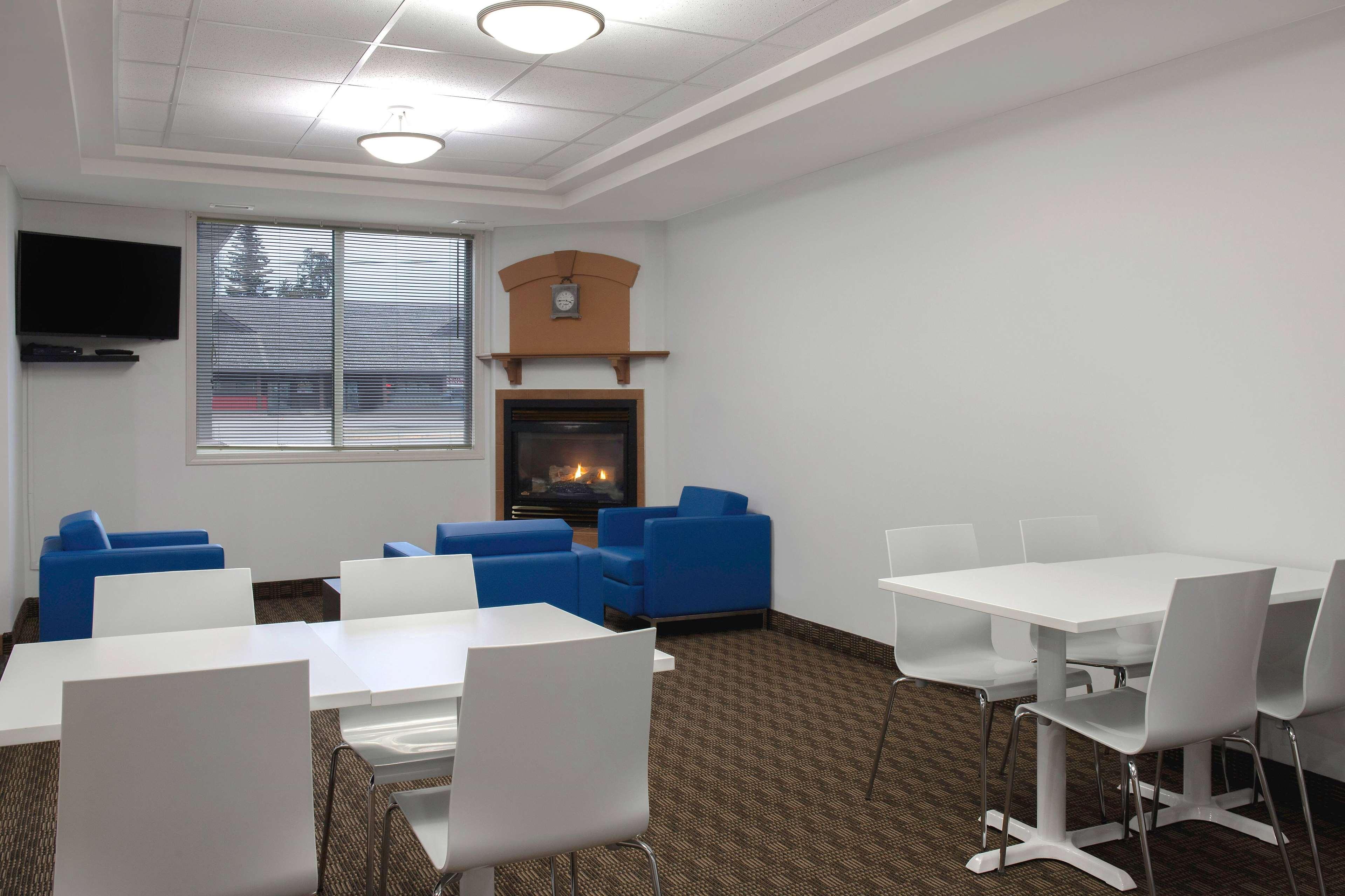 Vista Lobby Days Inn by Wyndham Whitecourt
