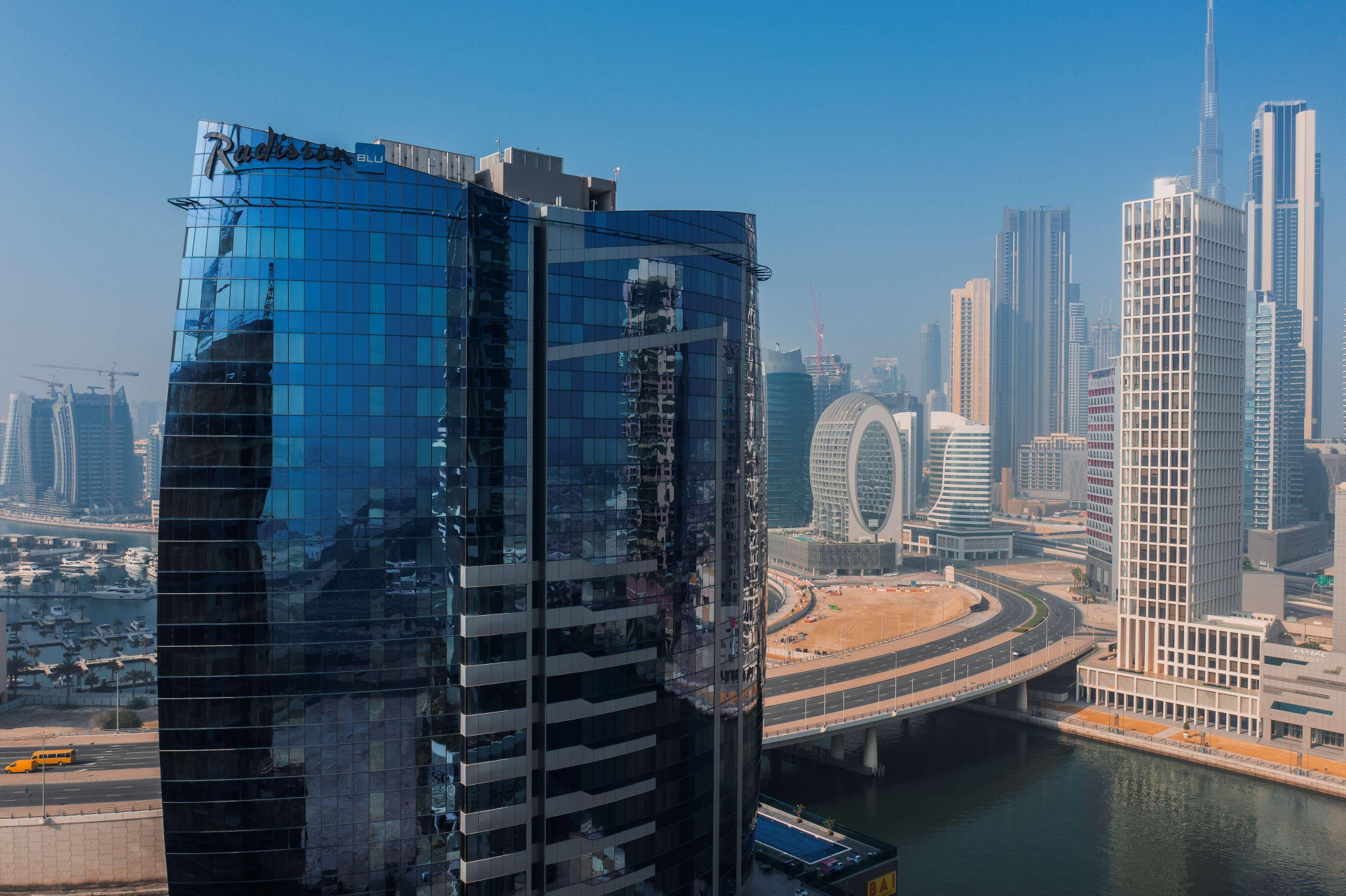 Vista da fachada Radisson Blu Dubai Canal View