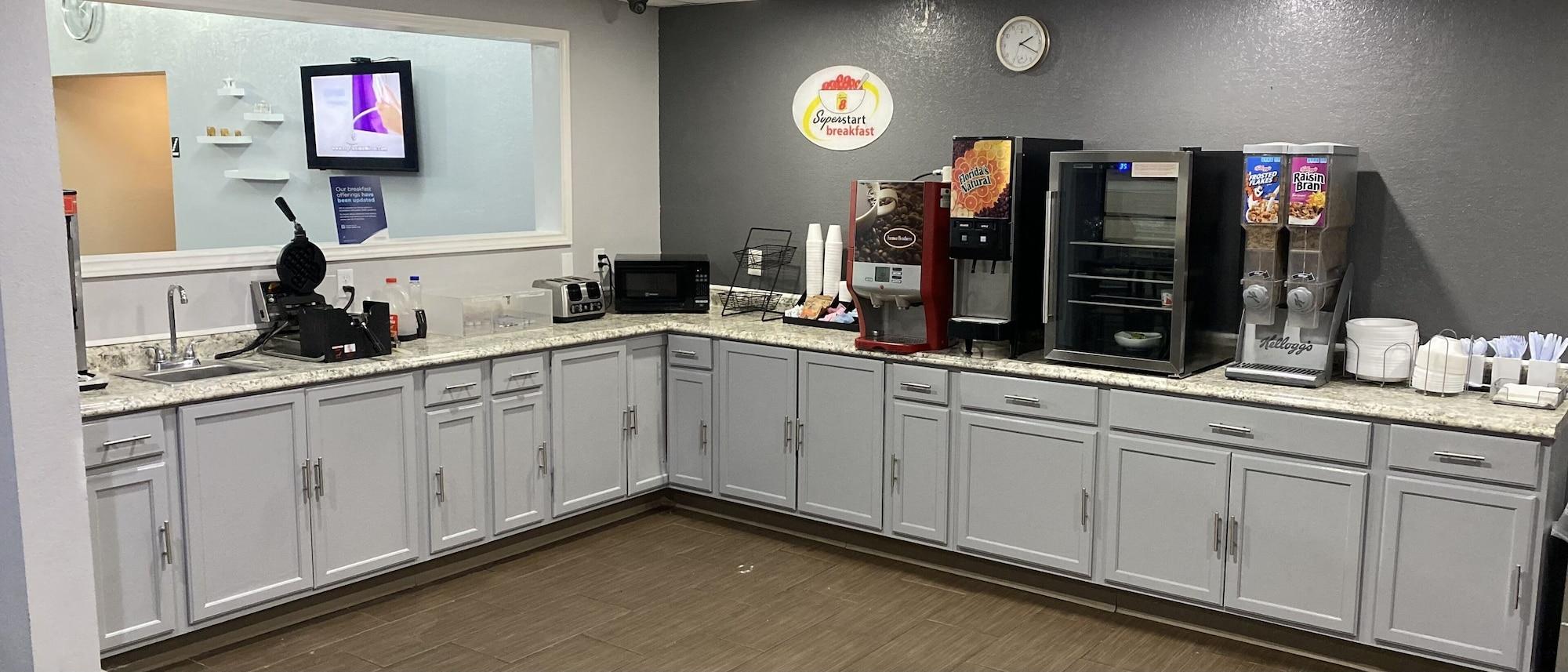 Restaurant Super 8 by Wyndham Gainesville TX