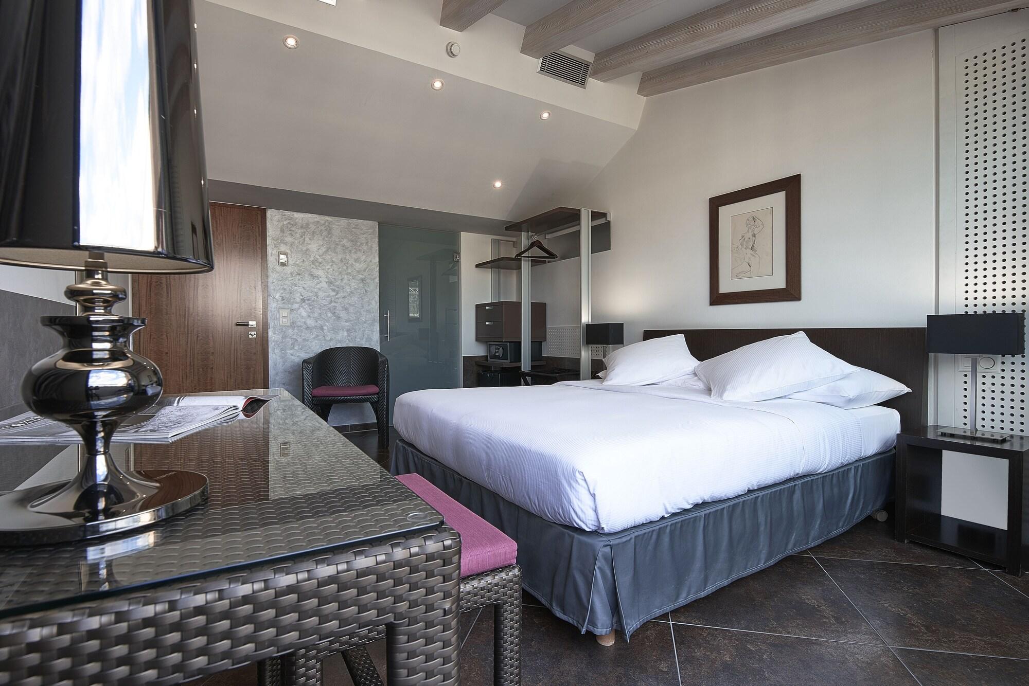 Varios Hotel d'Allèves