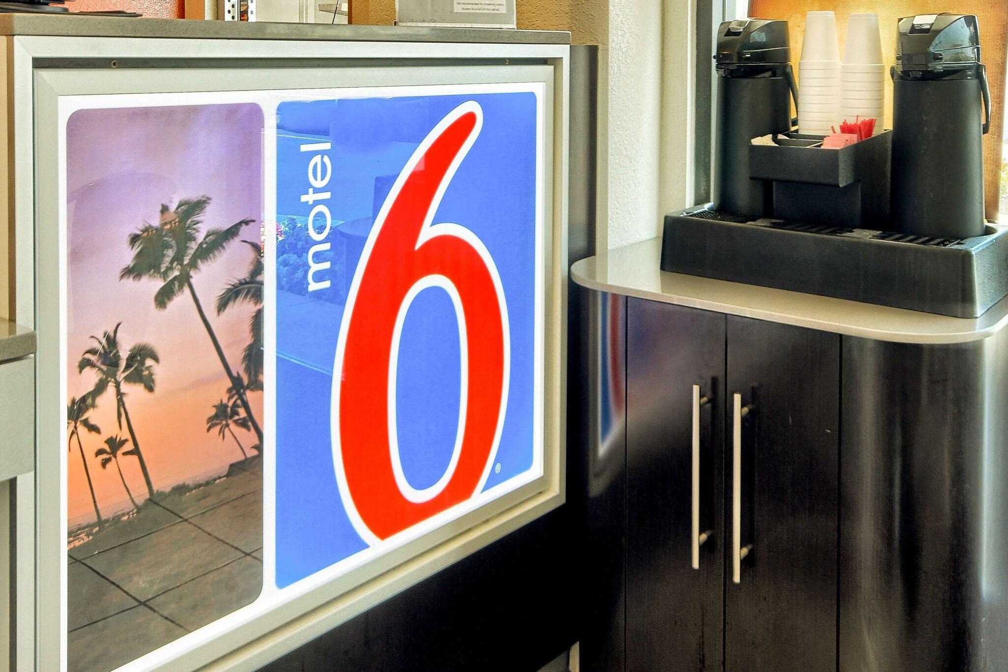 Bar/Salón Motel 6 Fresno, CA - Blackstone North