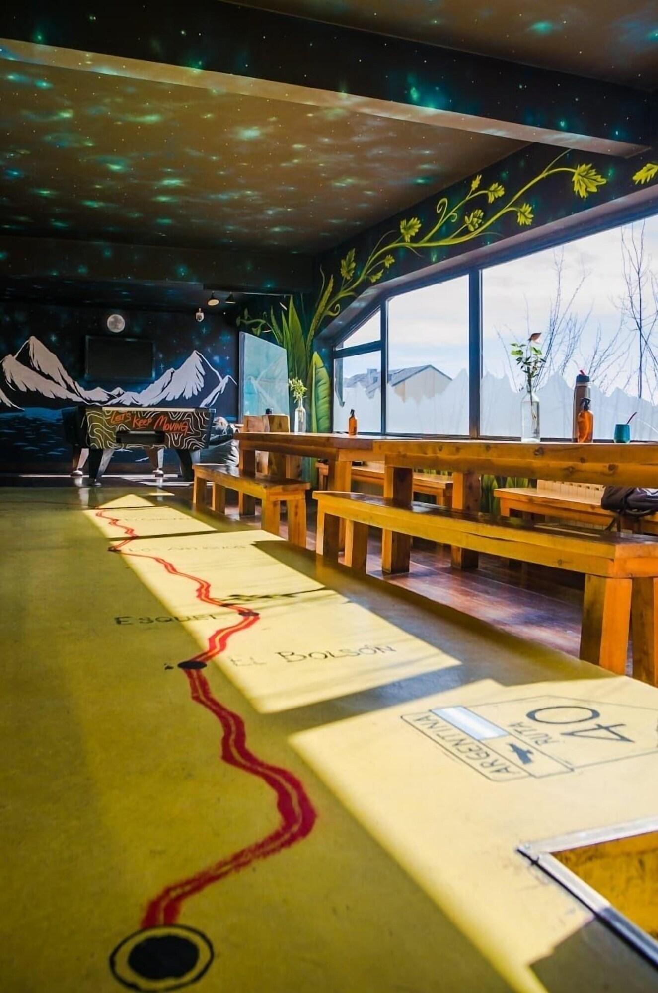 Vista Lobby Moving Hostel Travel Bar