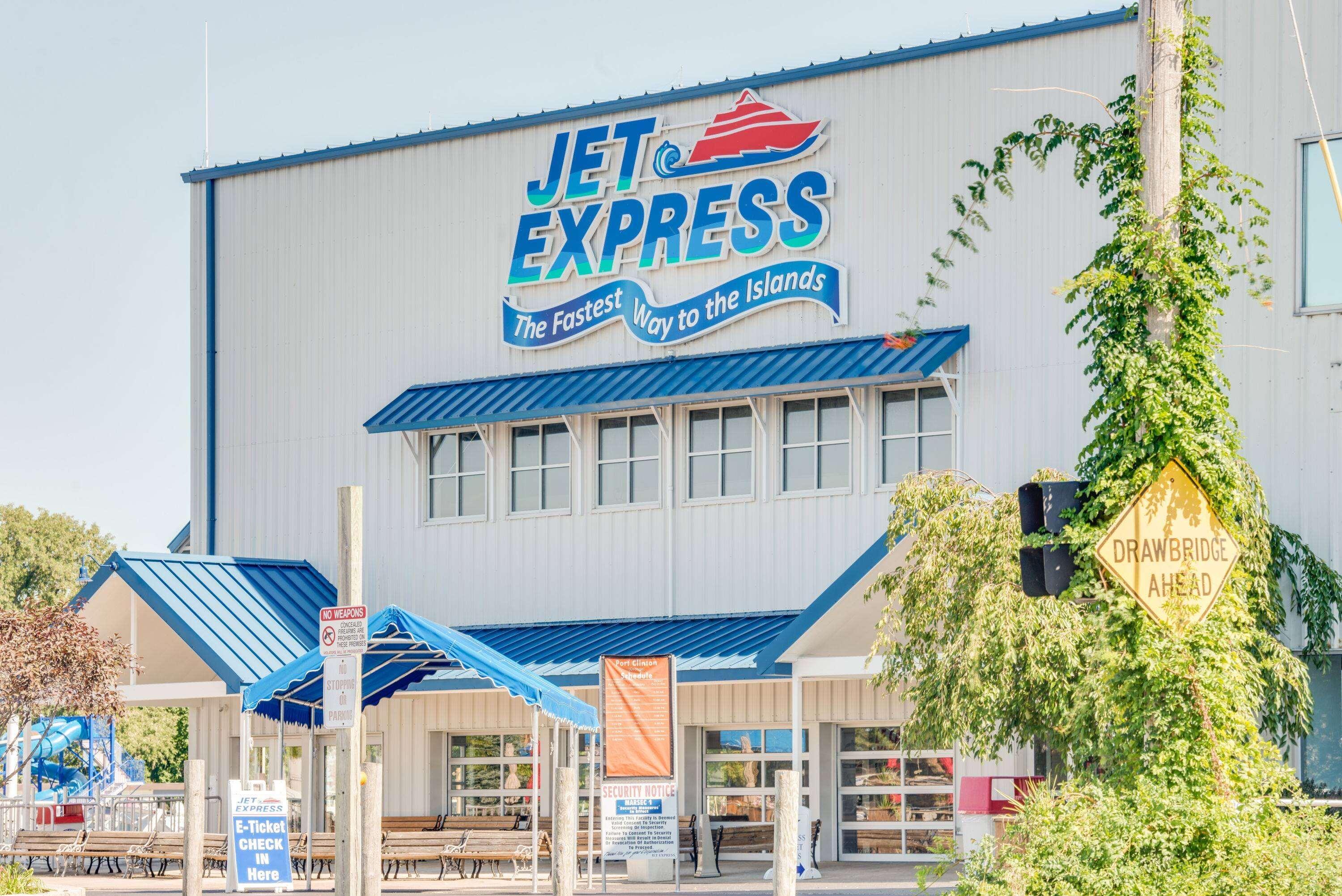 Vista Exterior Super 8 by Wyndham Port Clinton