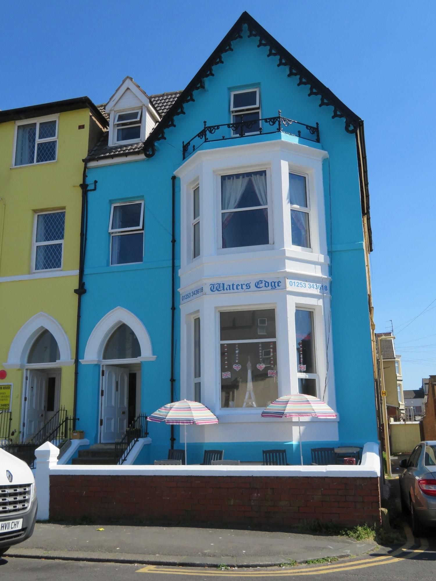 Vista Exterior Waters Edge