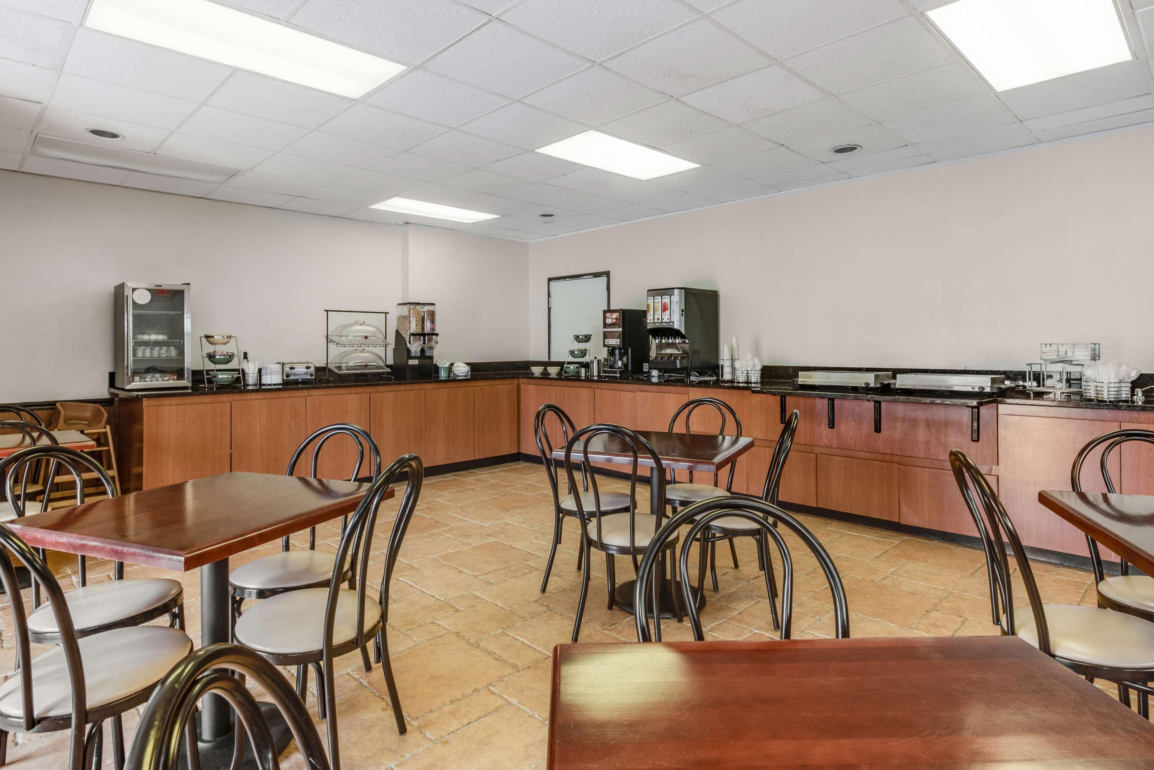Restaurant SureStay Plus Hotel by Best Western McGuire AFB Jackson