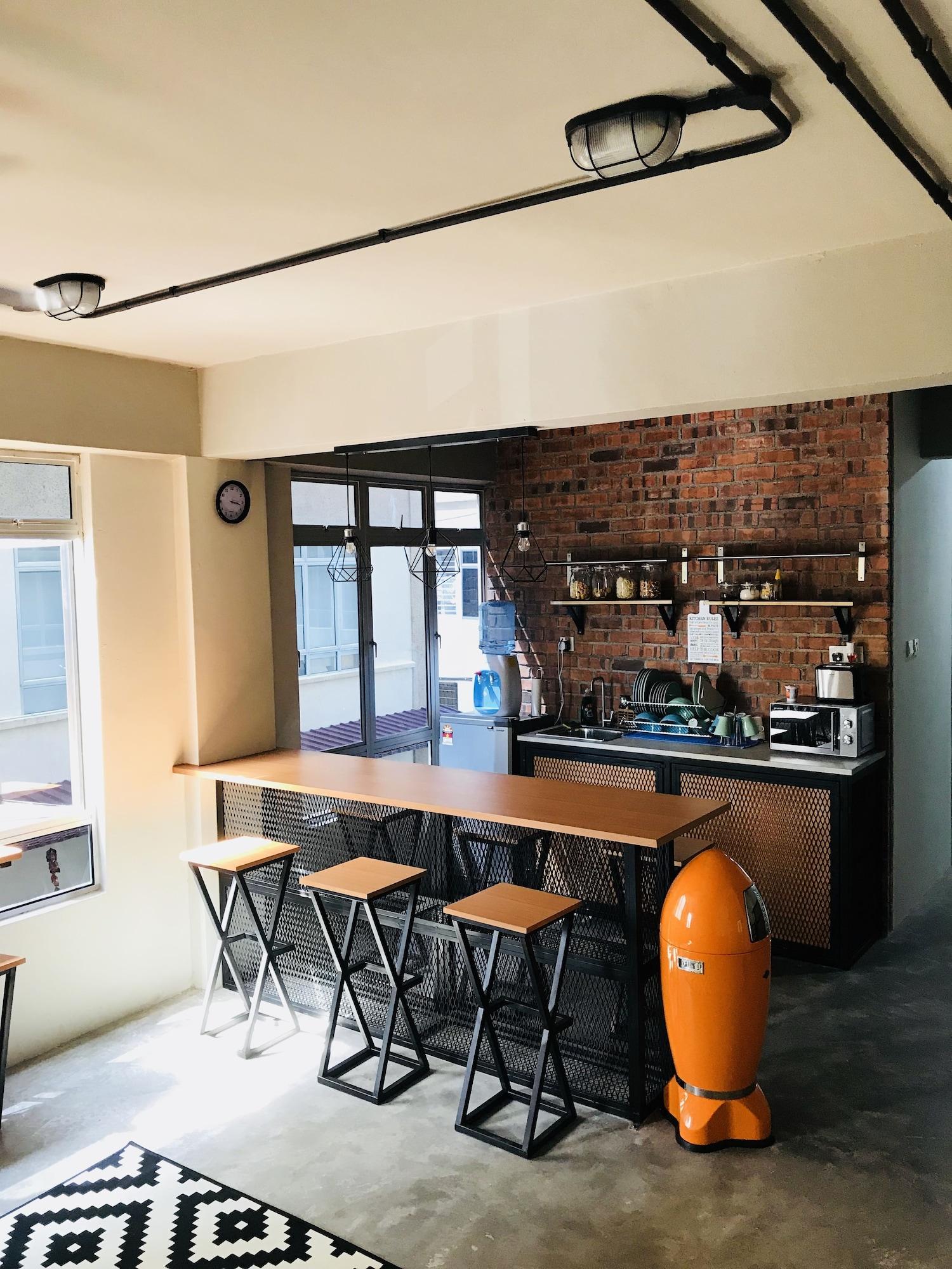 Restaurant The Good Travelers Hostel - KL Airport