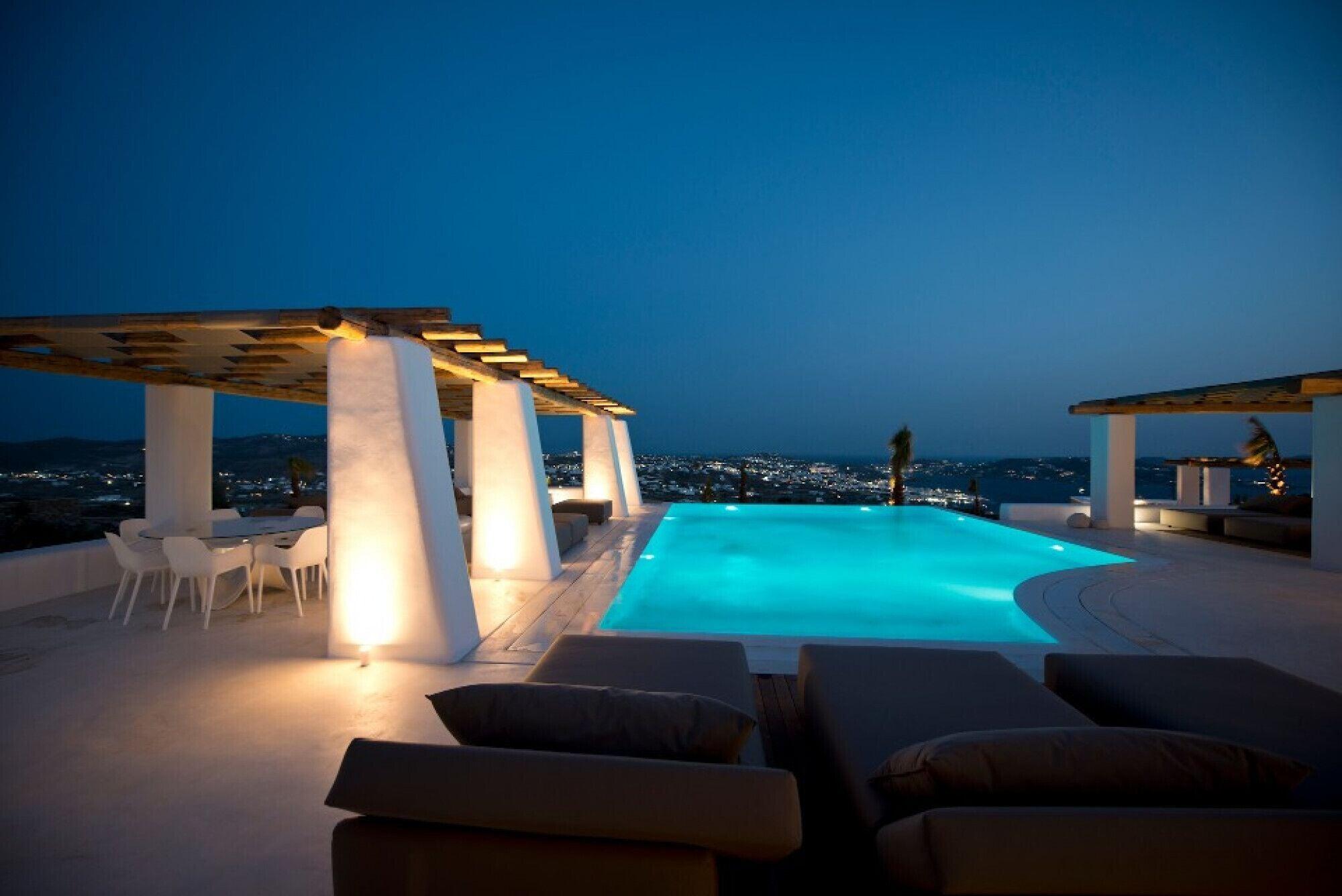 Vista da fachada Perfect 8BR Villa in Tourlos With Private Pool