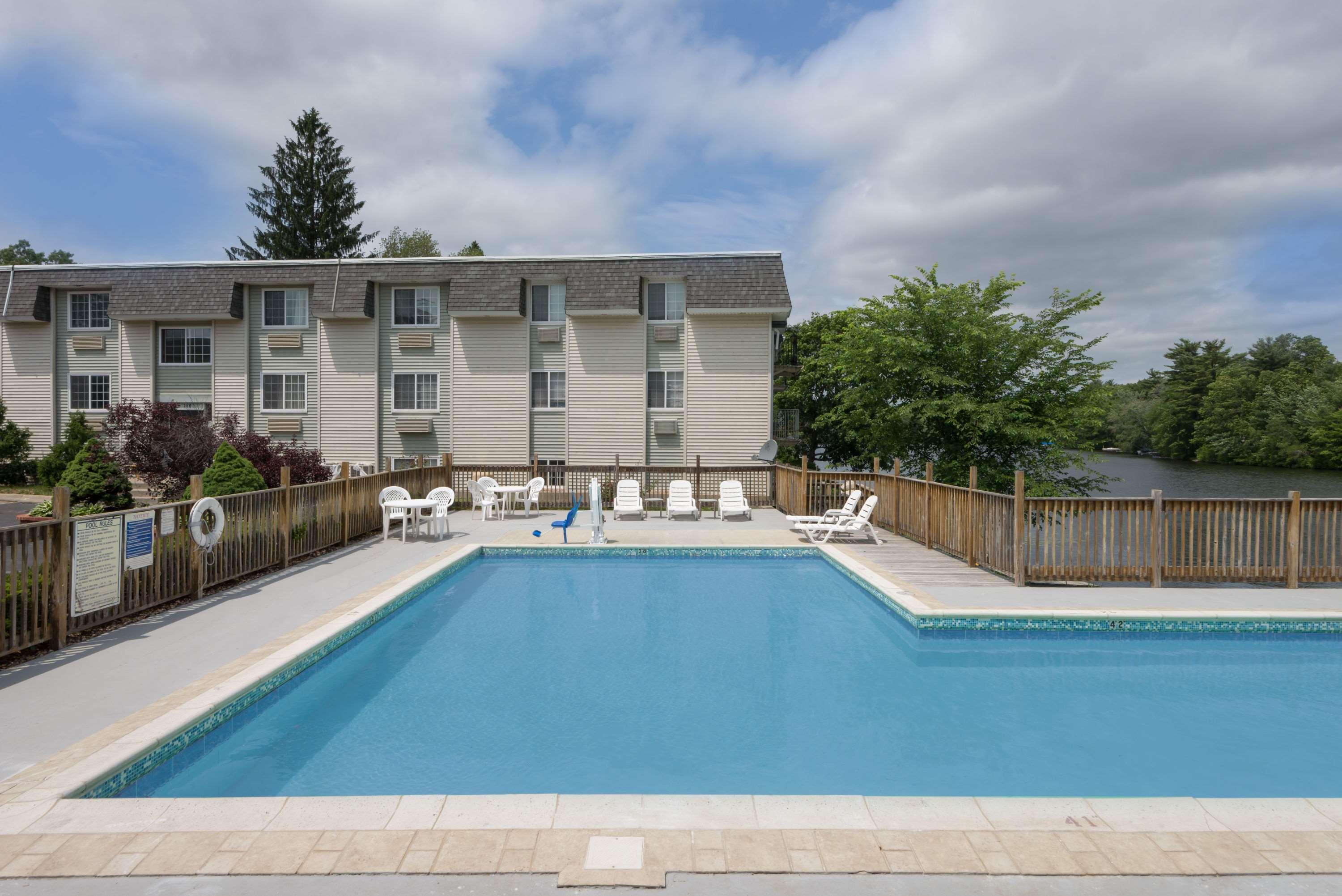 Vista Piscina Super 8 by Wyndham Sturbridge