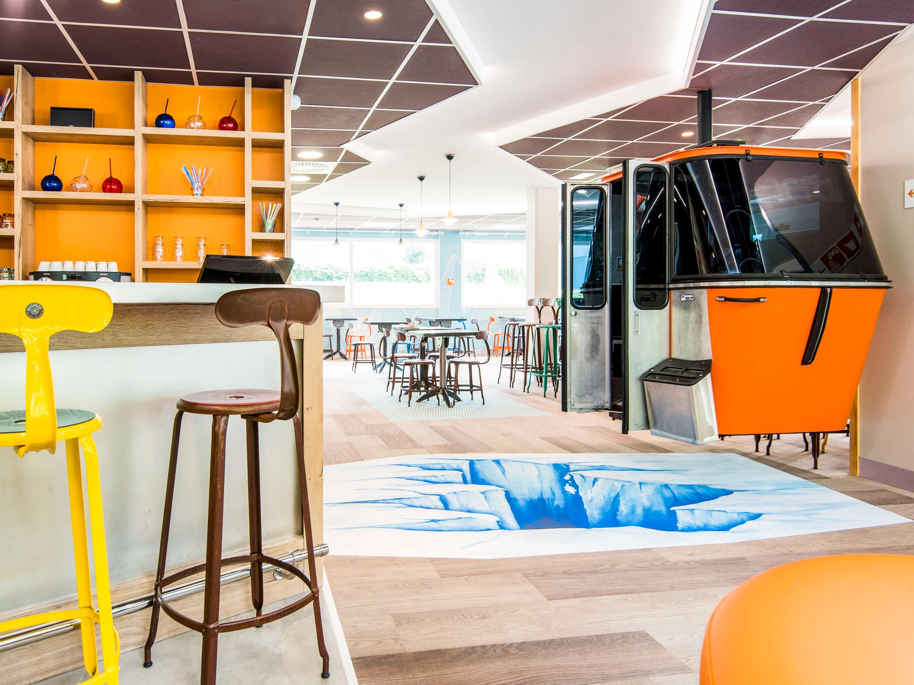 Bar/Salón ibis budget Sallanches Pays du Mont Blanc