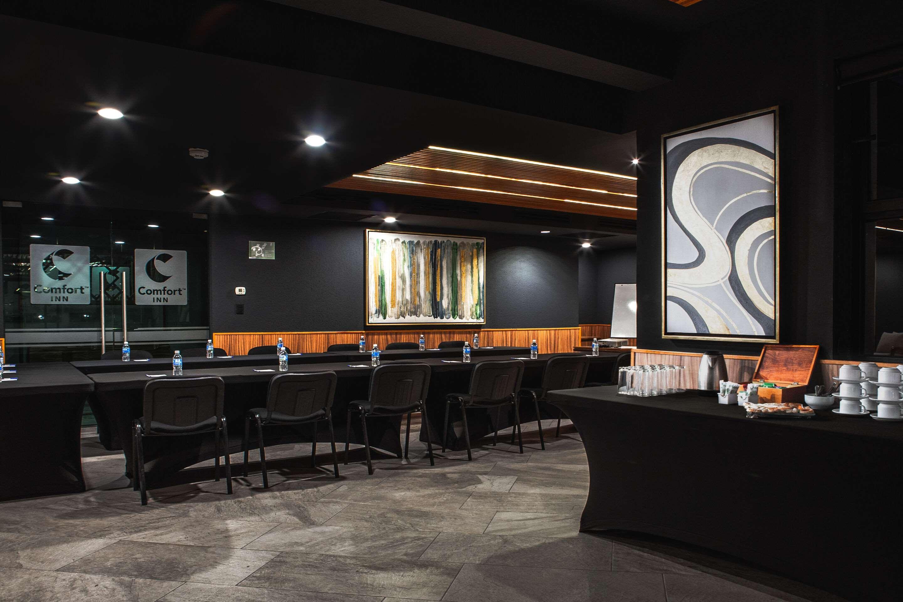 Centro de Negocios Comfort Inn Queretaro Tecnologico