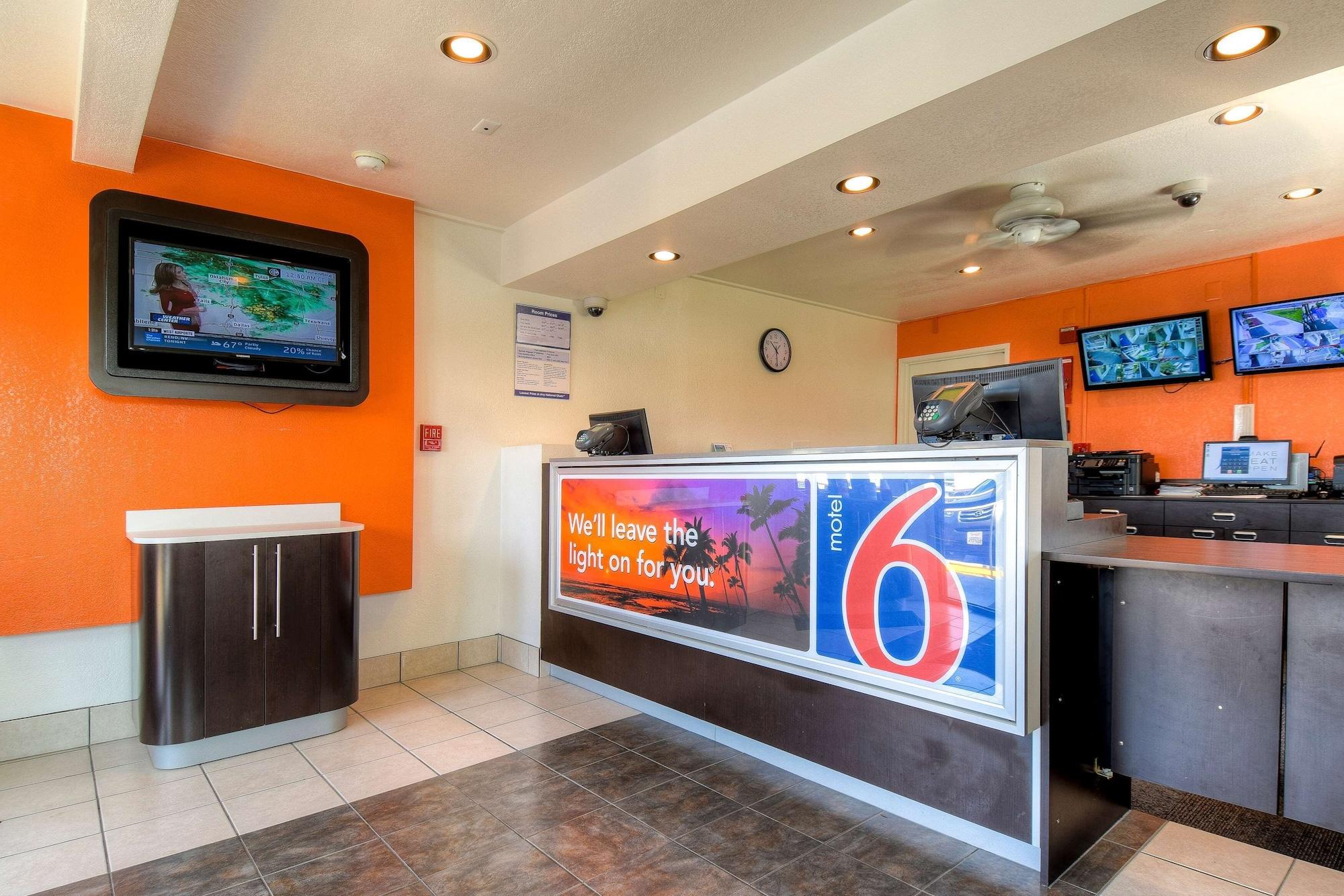 Vista Lobby Motel 6 El Cajon, CA - San Diego