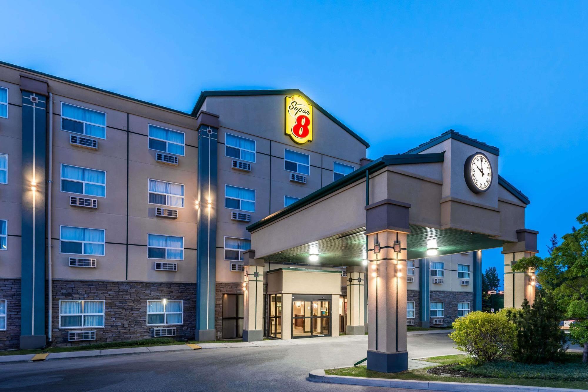 Vista Exterior Super 8 by Wyndham Red Deer City Centre